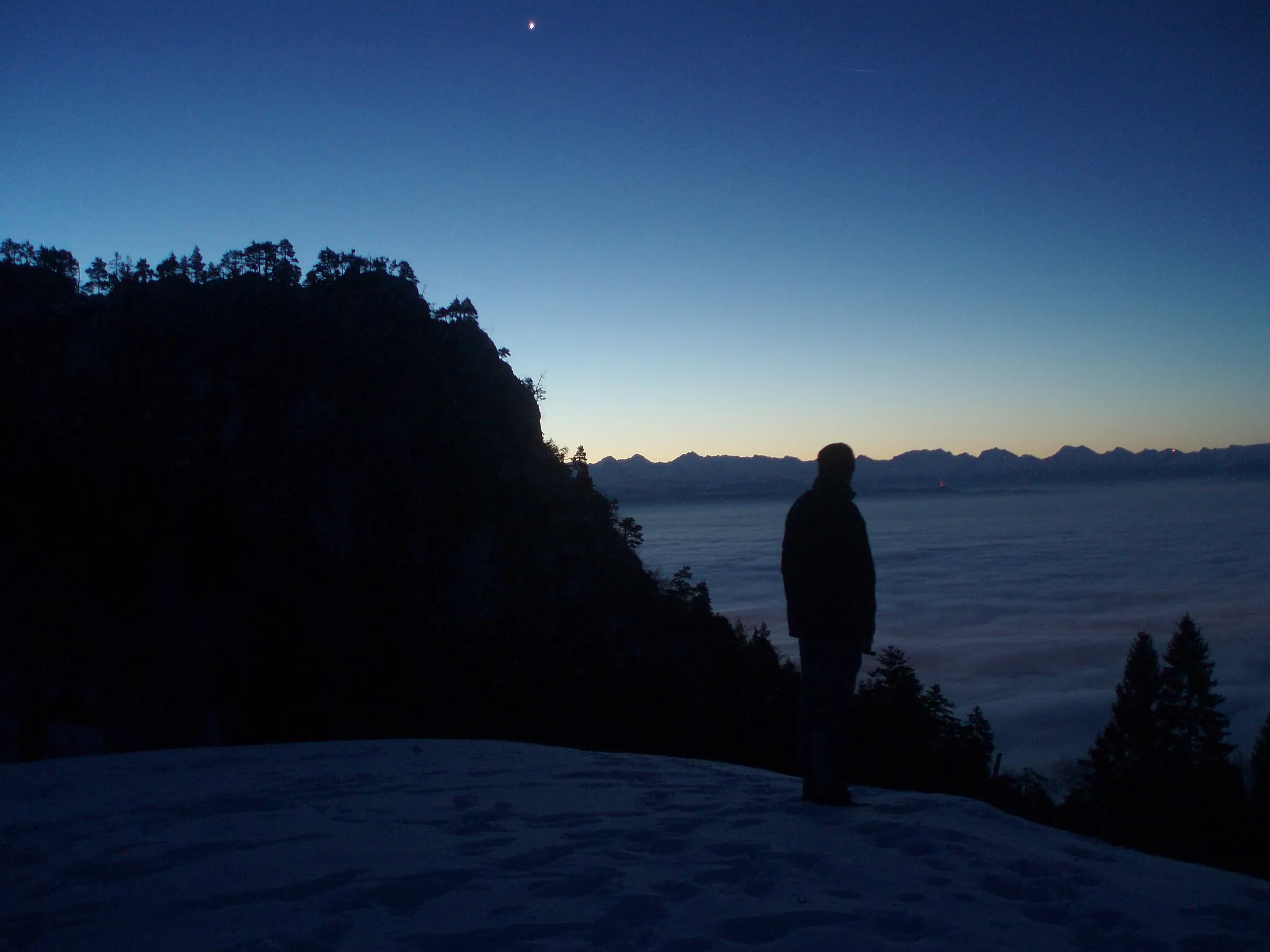 Photo showing: Sunrise at Christmas Eve 2007 above the fog on the Ebenimatt in Bettlach/Switzerland. View to the Swiss Alps.