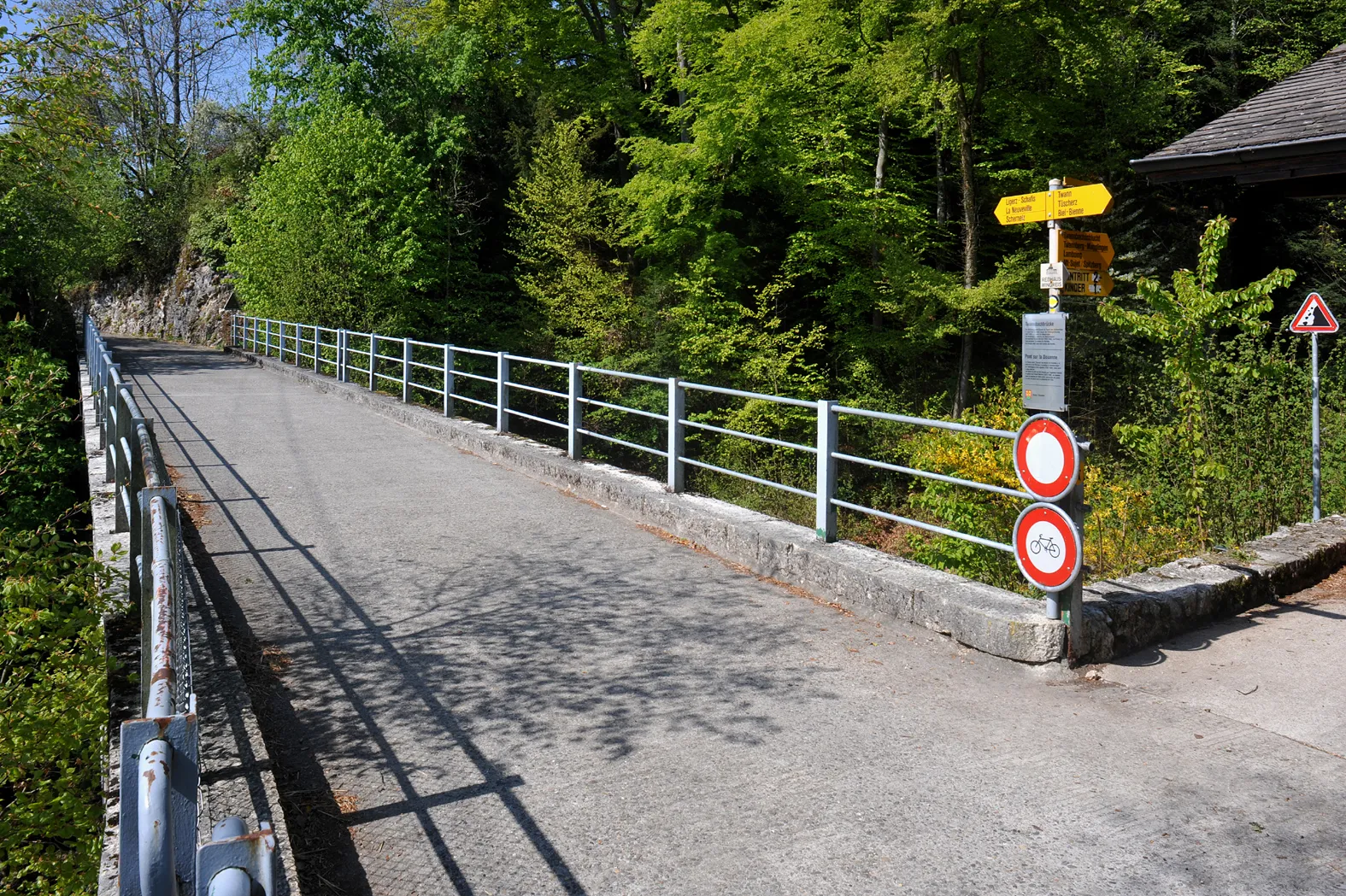 Photo showing: Twannbach bridge by Robert Maillart, built 1938; Berne, Switzerland.
On the right the footpath to the Twannbach gorge.