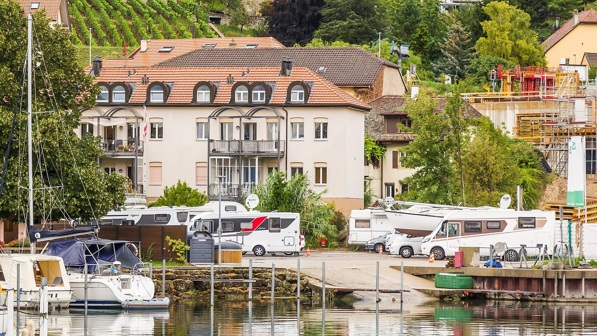 Photo showing: Motorhome stopover near the port of Saint-Aubin