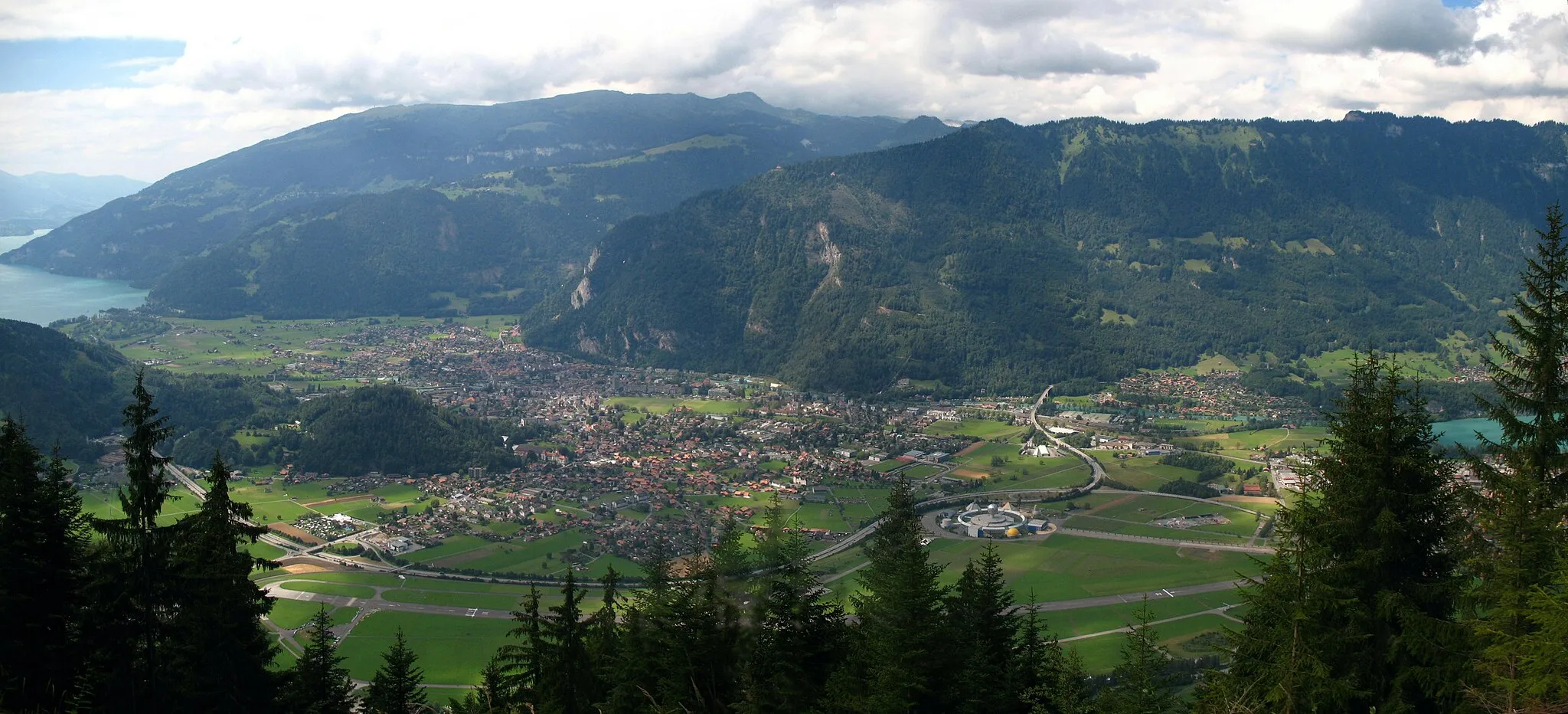 Photo showing: Interlaken, Matten, and Goldswil viewed from the Schynige Platte Railway, Switzerland