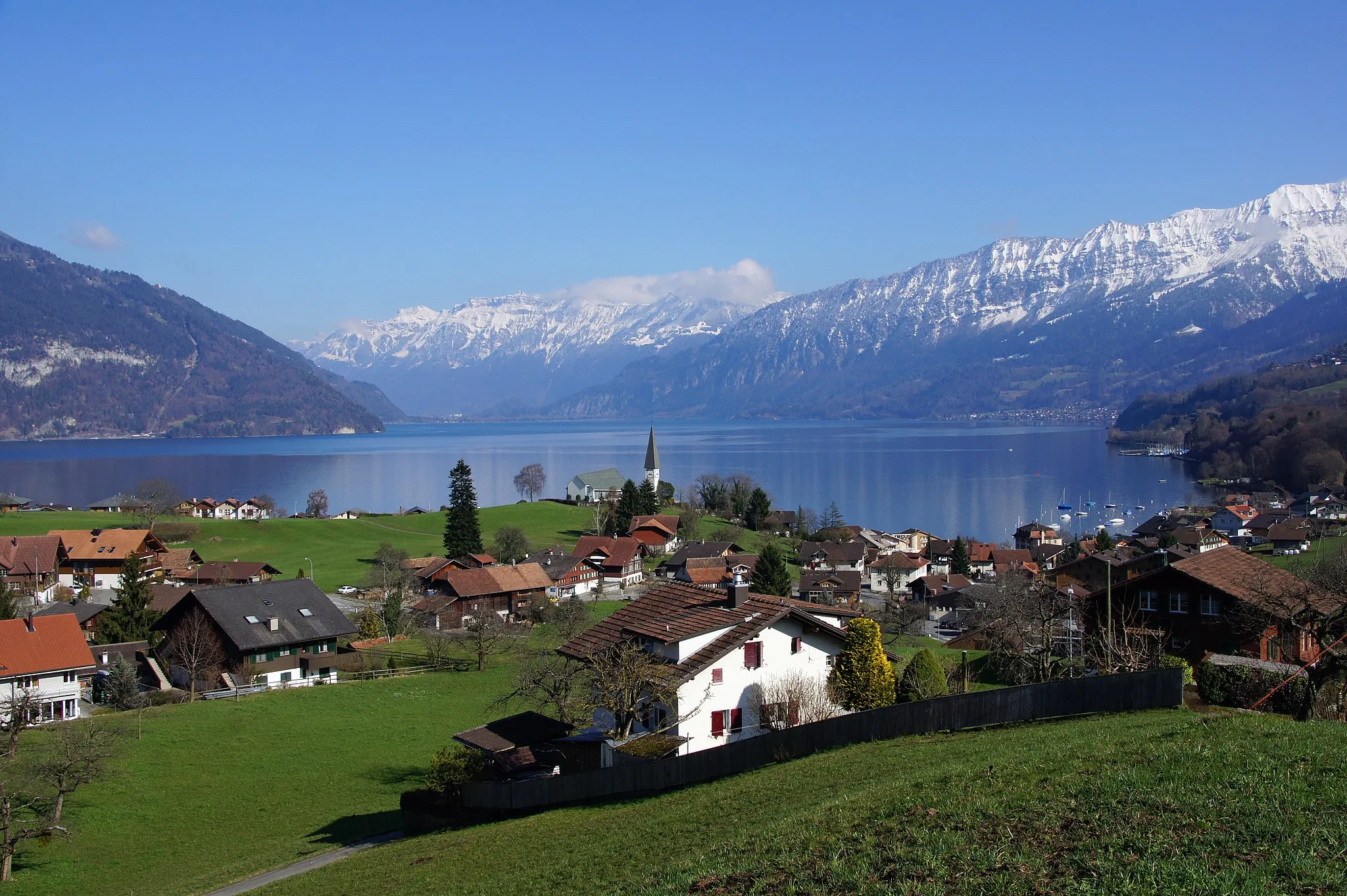 Photo showing: Faulensee (Schweiz) mit Ausblick auf den Thunersee