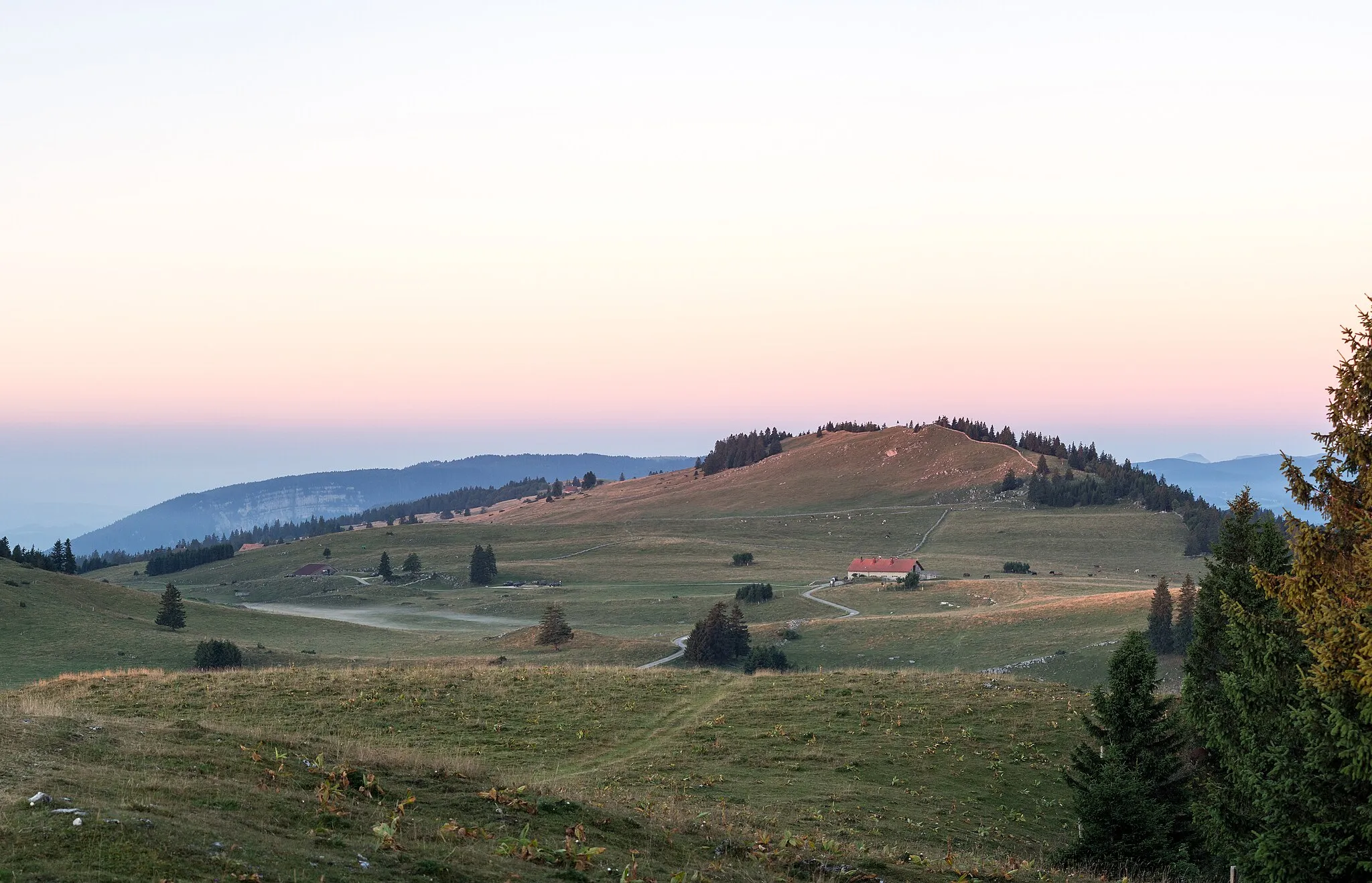 Photo showing: View of Mont Racine (right) and Rochers des Miroirs (left, in the background) at sunrise.