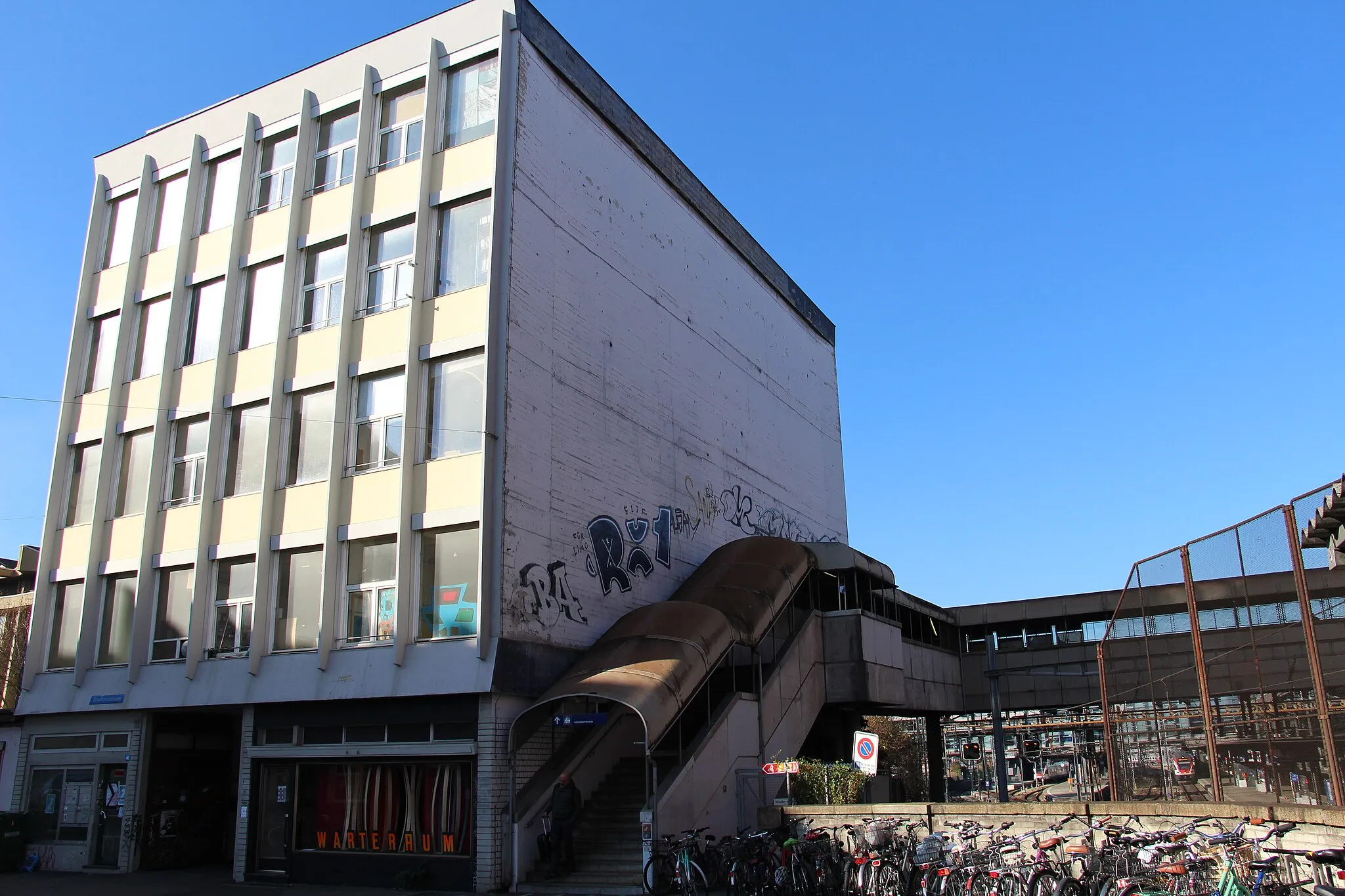 Photo showing: Gundeldingen - Hochstrasse

Basel main railway station neighborhood.