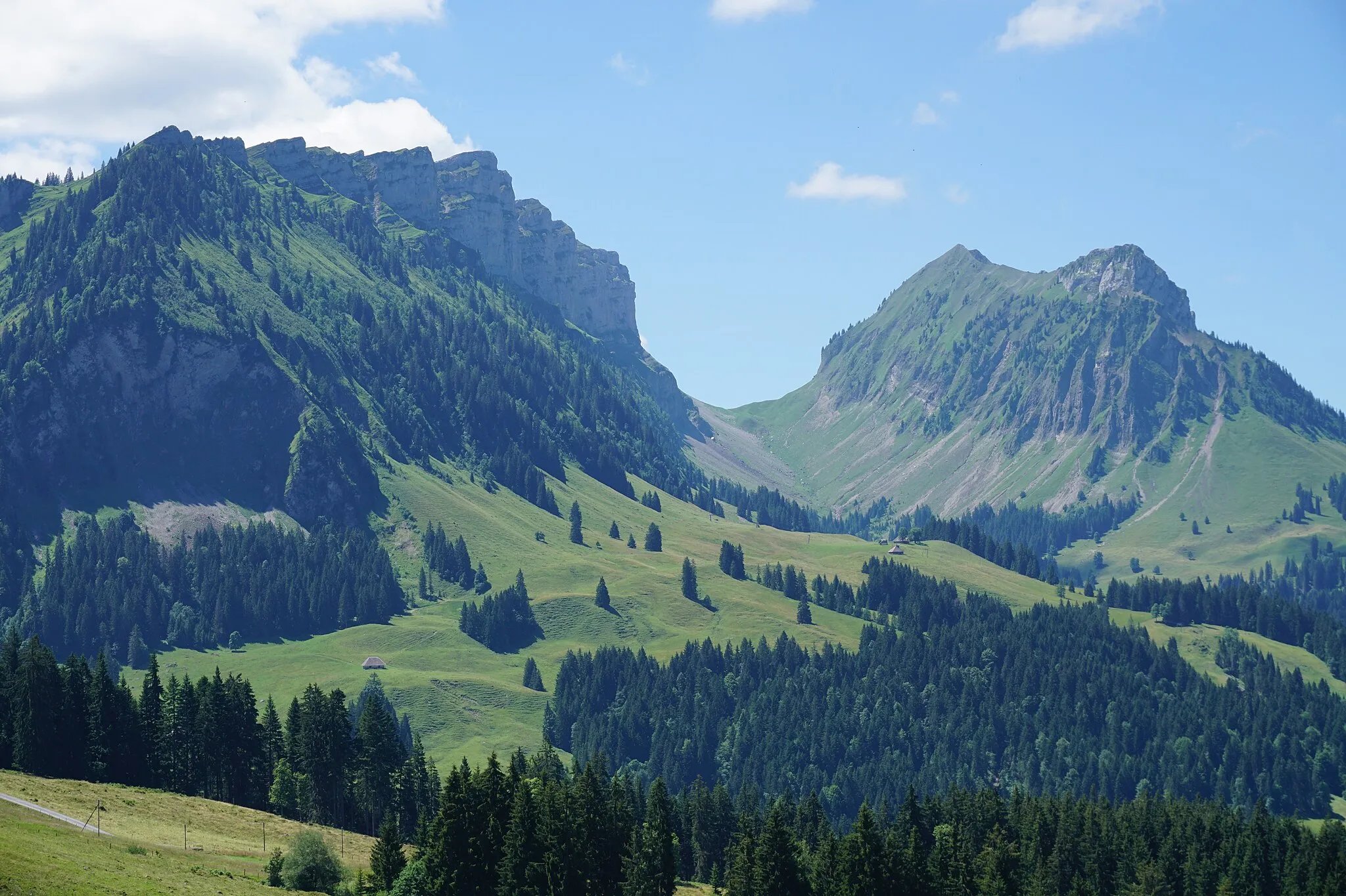 Photo showing: Die Sichle oder der Sichelpass zwischen den Sieben Hengsten und dem Sigriswilgrat. Dieser Pass verbindet Merligen (am Thunersee) mit Innereriz. Die sichelartige Silhouette ist leicht zu erkennen.