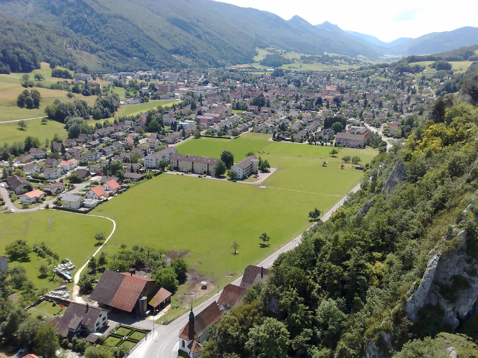 Photo showing: A view of Balsthal from the Neu-Falkenstein castle, SO, Switzerland