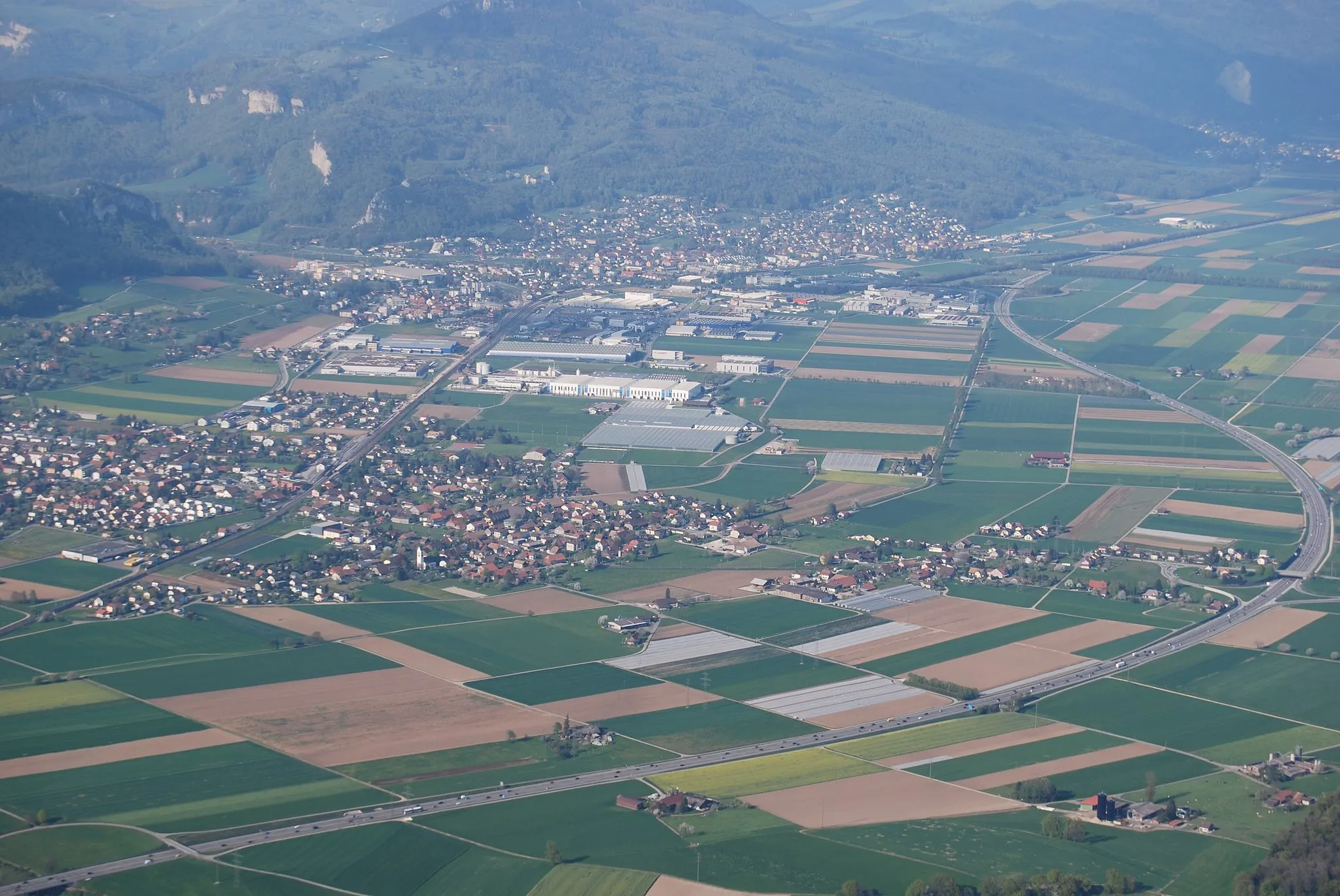 Photo showing: Aerial view of Niederbipp, canton of Bern, and Oensingen, canton of Solothurn, Switzerland