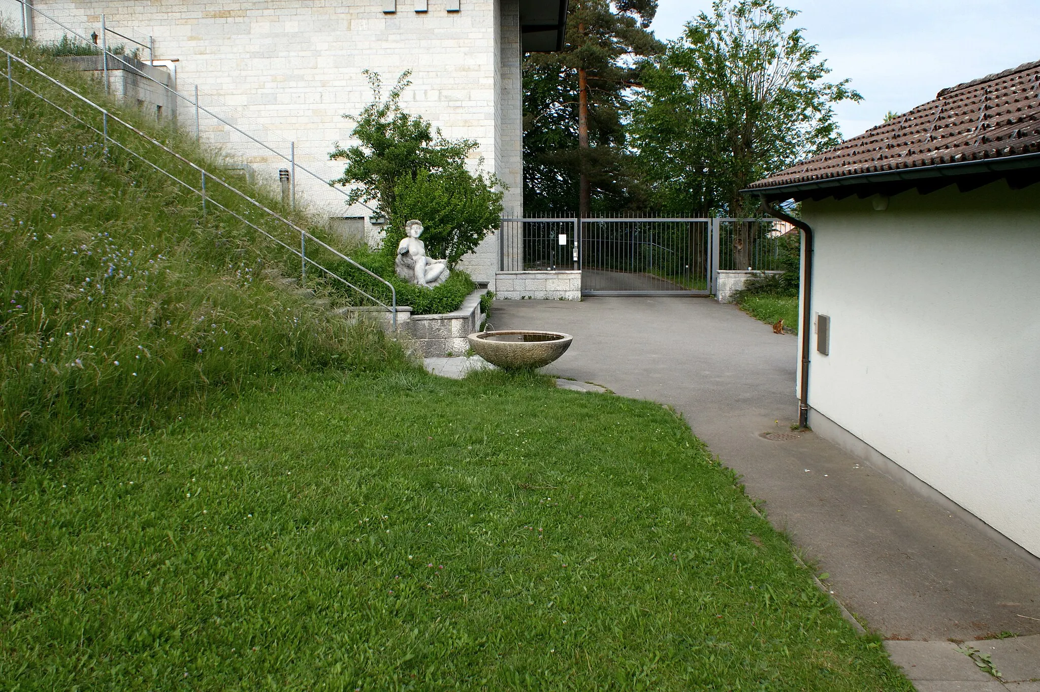 Photo showing: Brunnen Wasserreservoir Könizberg mit Eingang-Süd des Wasserreservoirs Könizberg im Hintergrund.