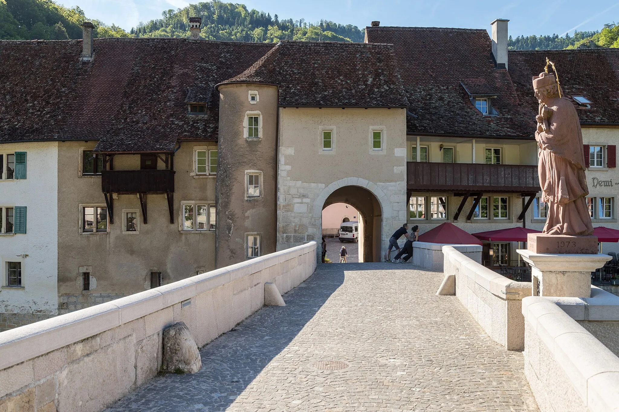 Photo showing: St. Ursanne: Brücke über den Doubs in die Stadt mit Brückenheiligem.