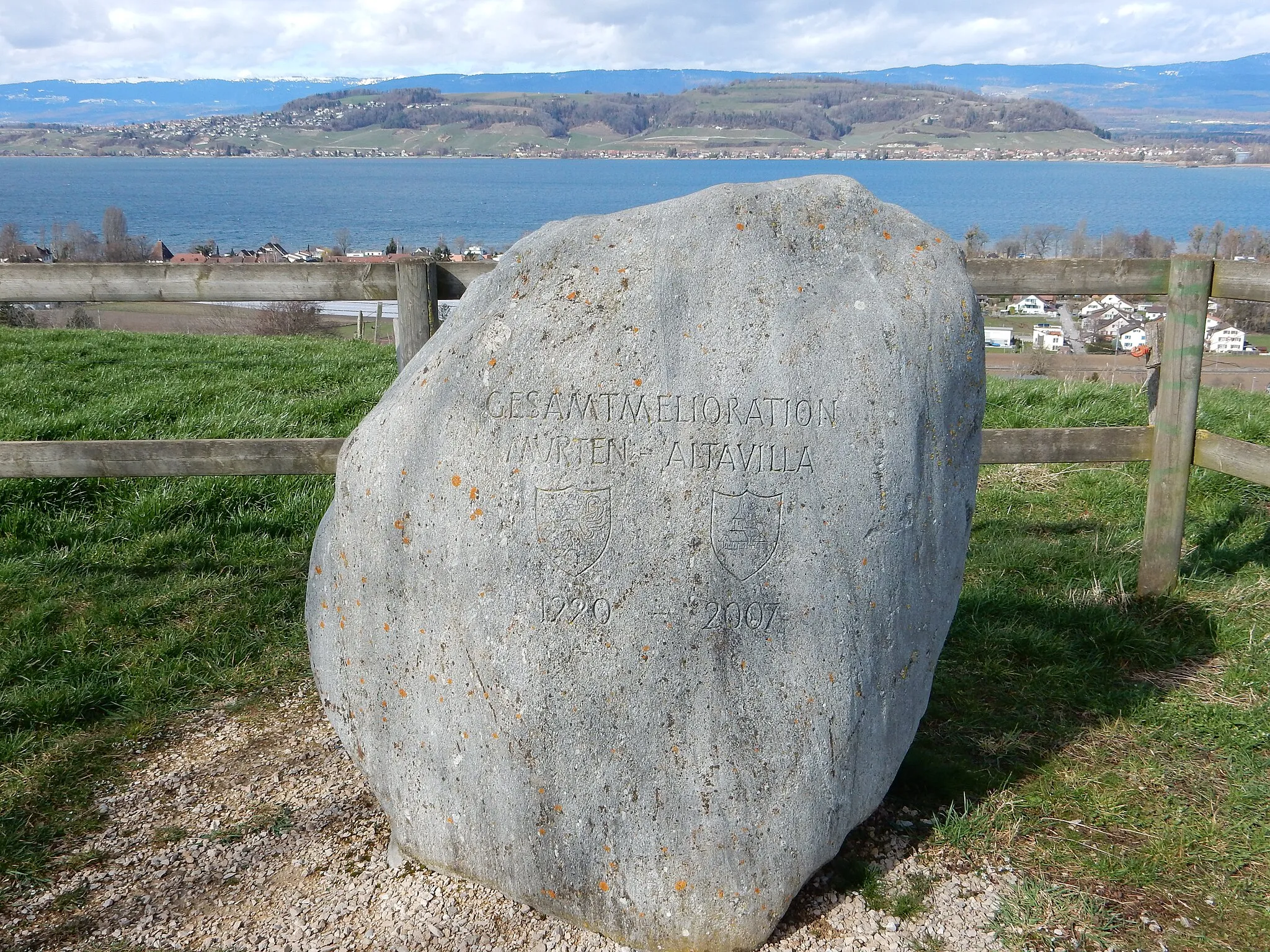 Photo showing: Gedenkstein im Inschrift: Gesamtmelioration Murten-Altavilla, 1990-2007. Standort: auf dem Aderahubel