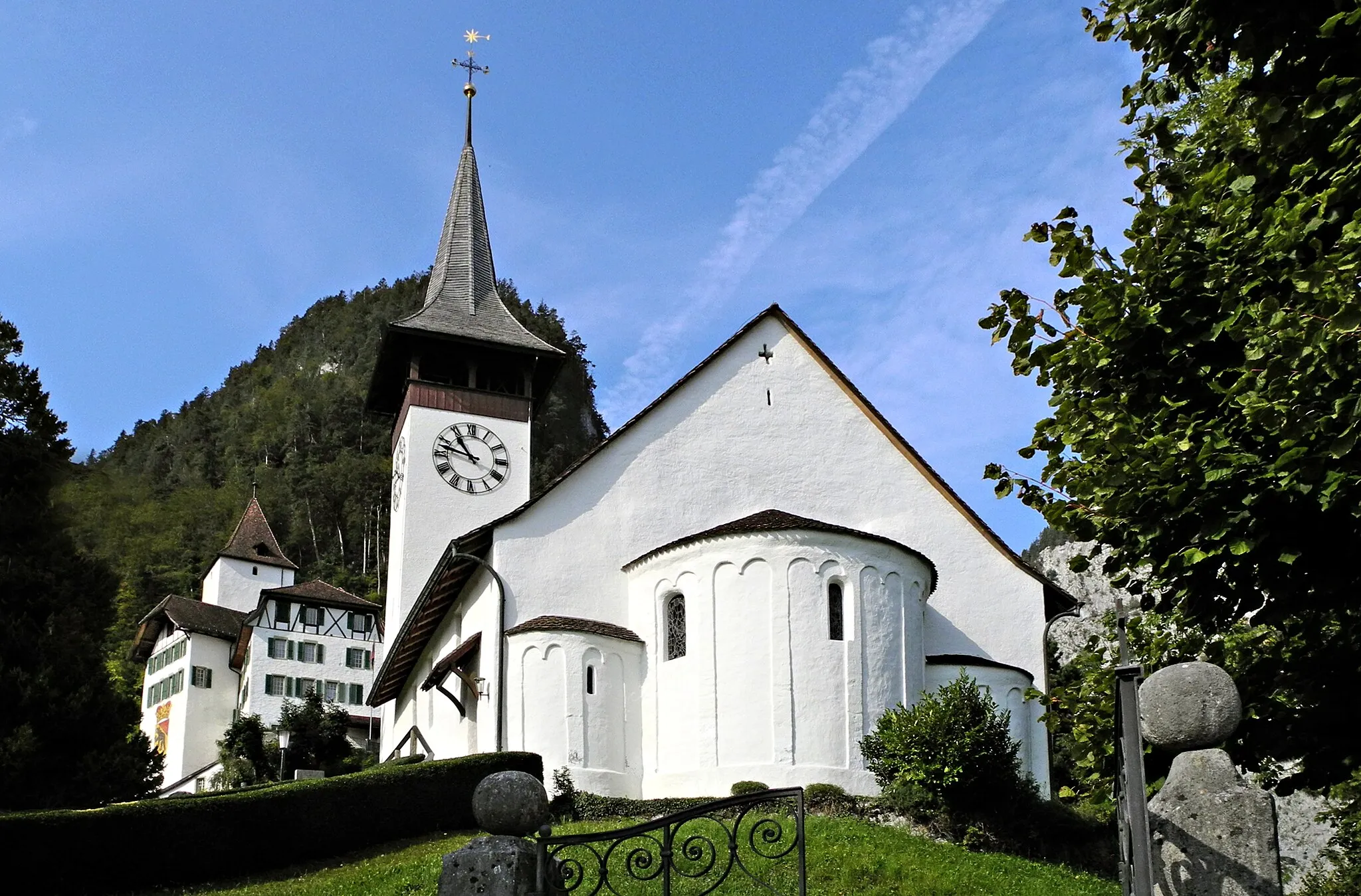 Photo showing: Wimmis, Schloss und Kirche St. Martin (eine der 14 Thunerseekirchen) liegen unmittelbar hintereinander. Ansicht der drei Apsiden