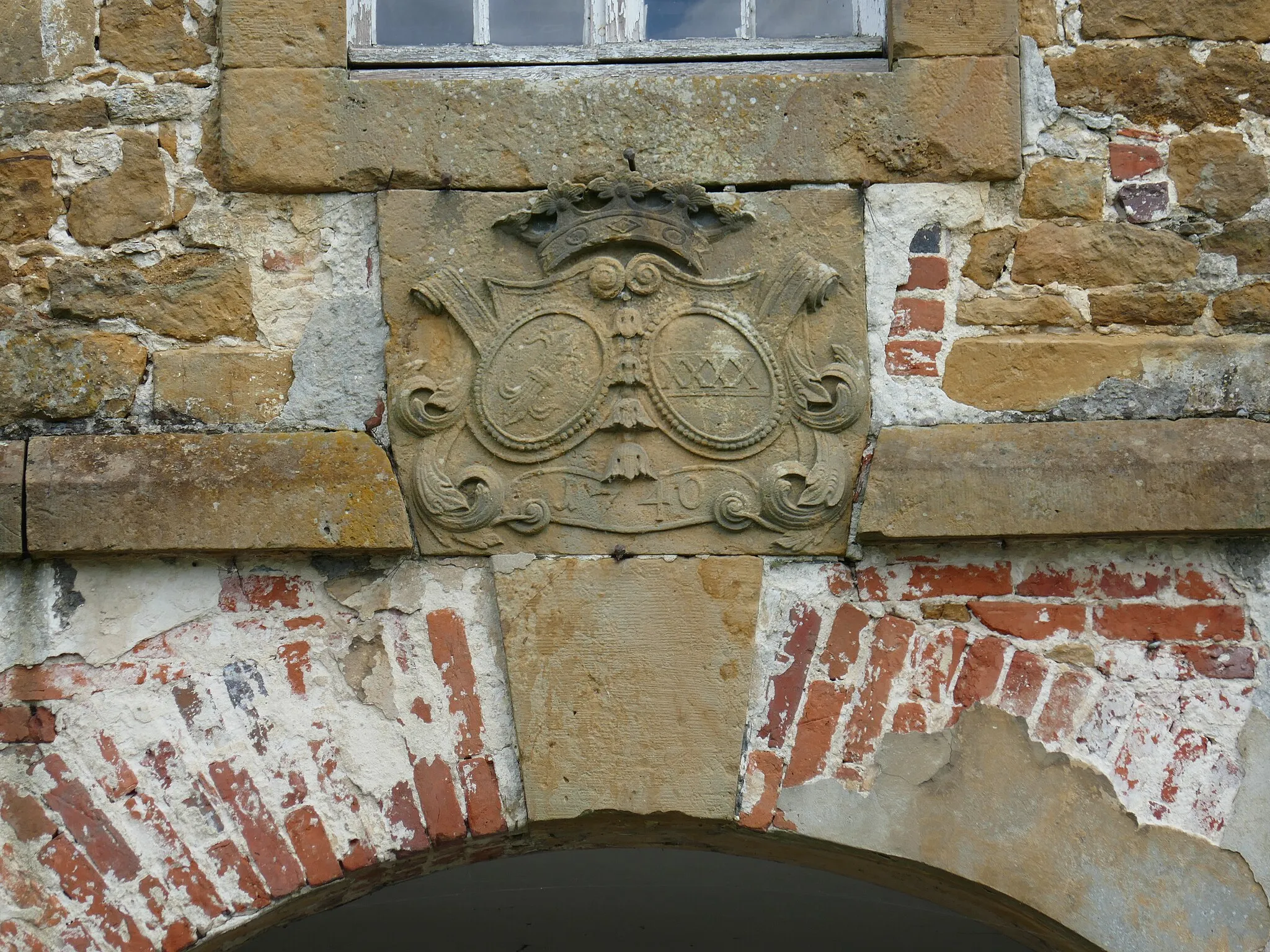 Photo showing: Schloss Tatenhausen, Torhaus, Allianzwappen der Familien Korff und Landsberg, Datierung 1740