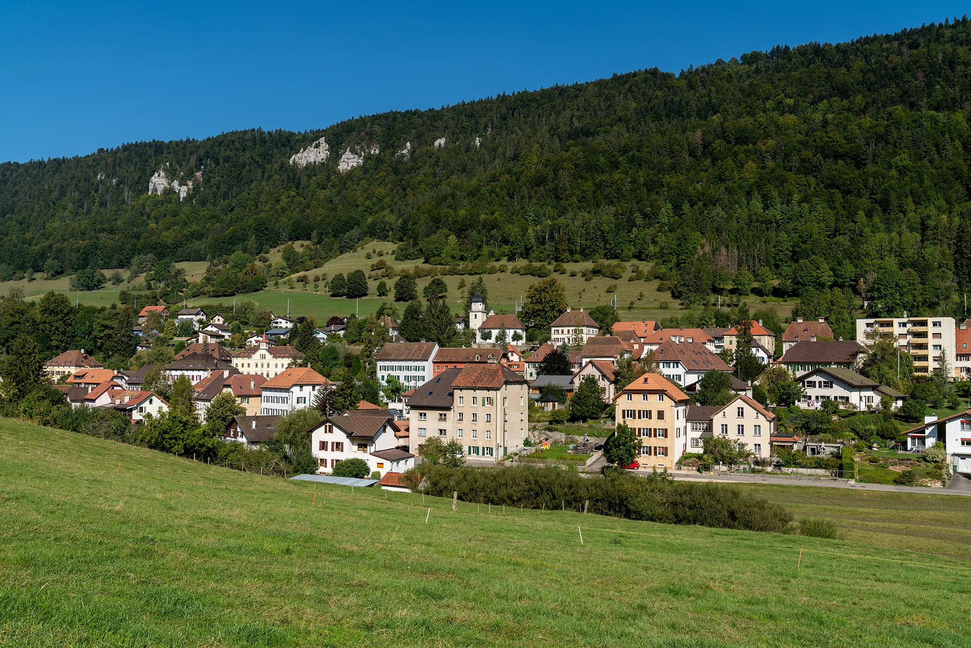 Photo showing: Blick Richtung Dorfzentrum von Sonvilier (BE)
