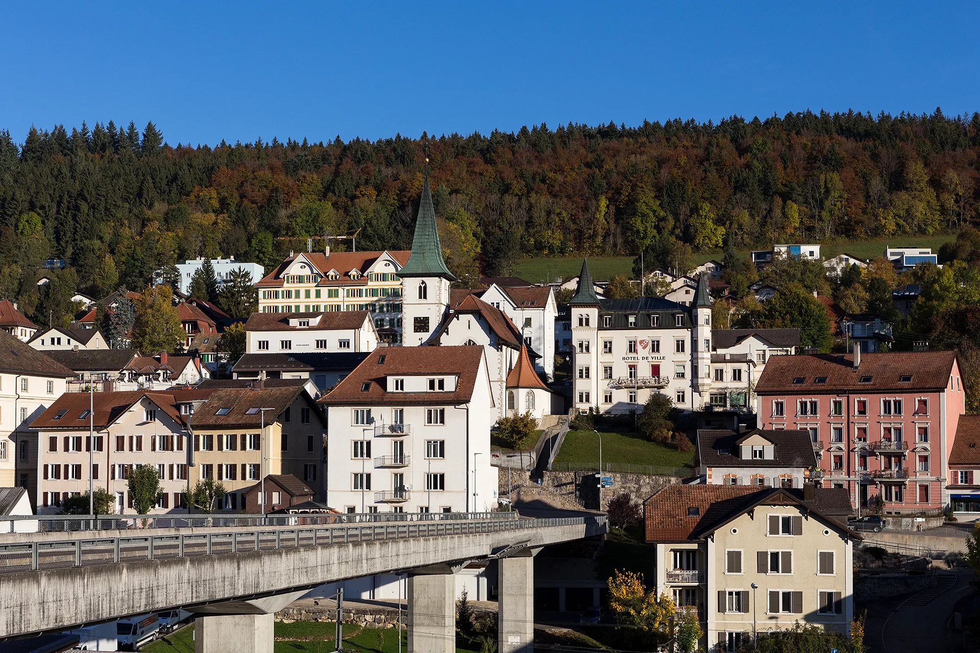 Photo showing: Blick zur katholischen Kirche und zum Rathaus von Tramelan (BE)