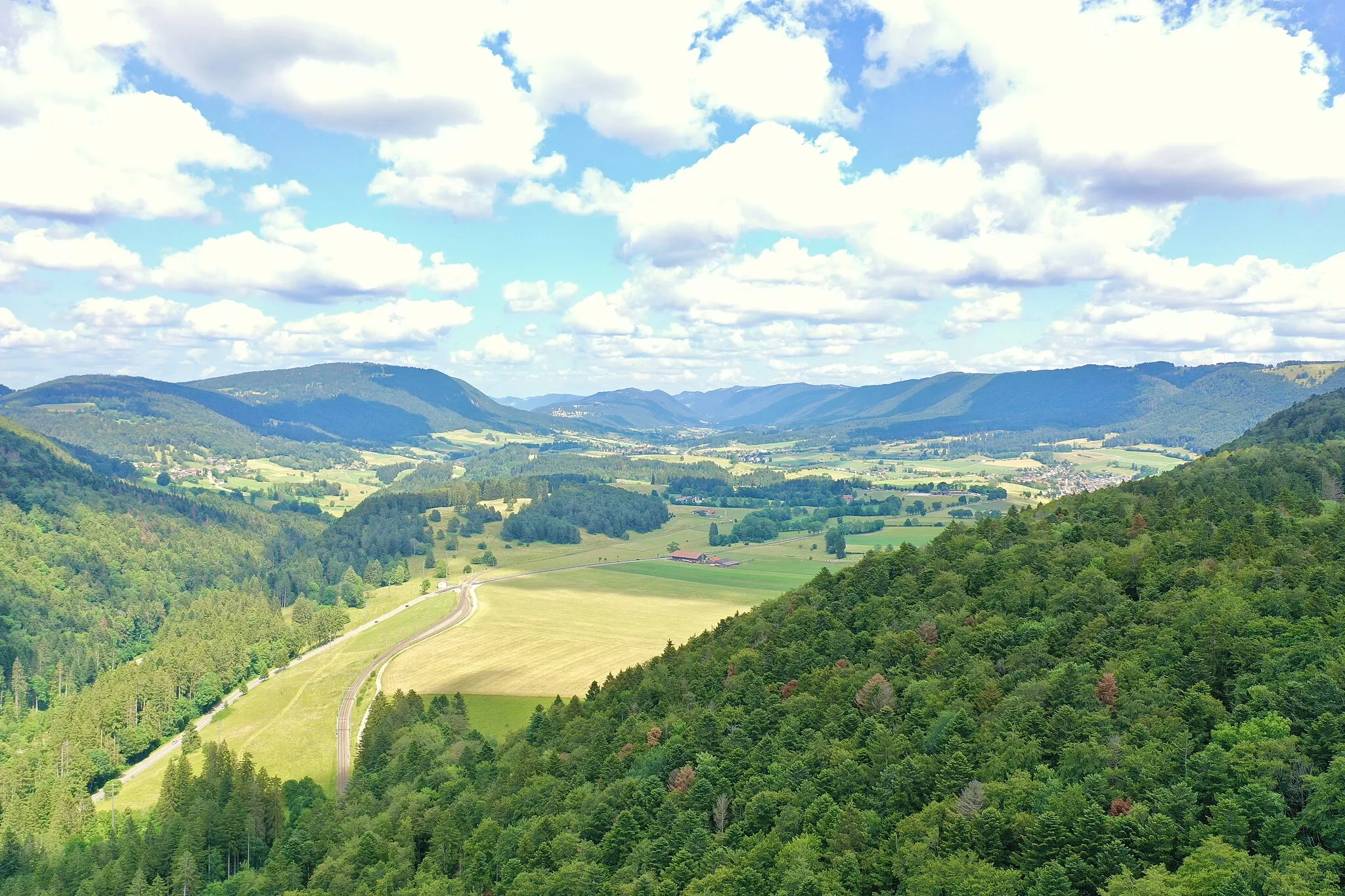 Photo showing: Vue aérienne de la vallée de Tavannes (BE), en Suisse.