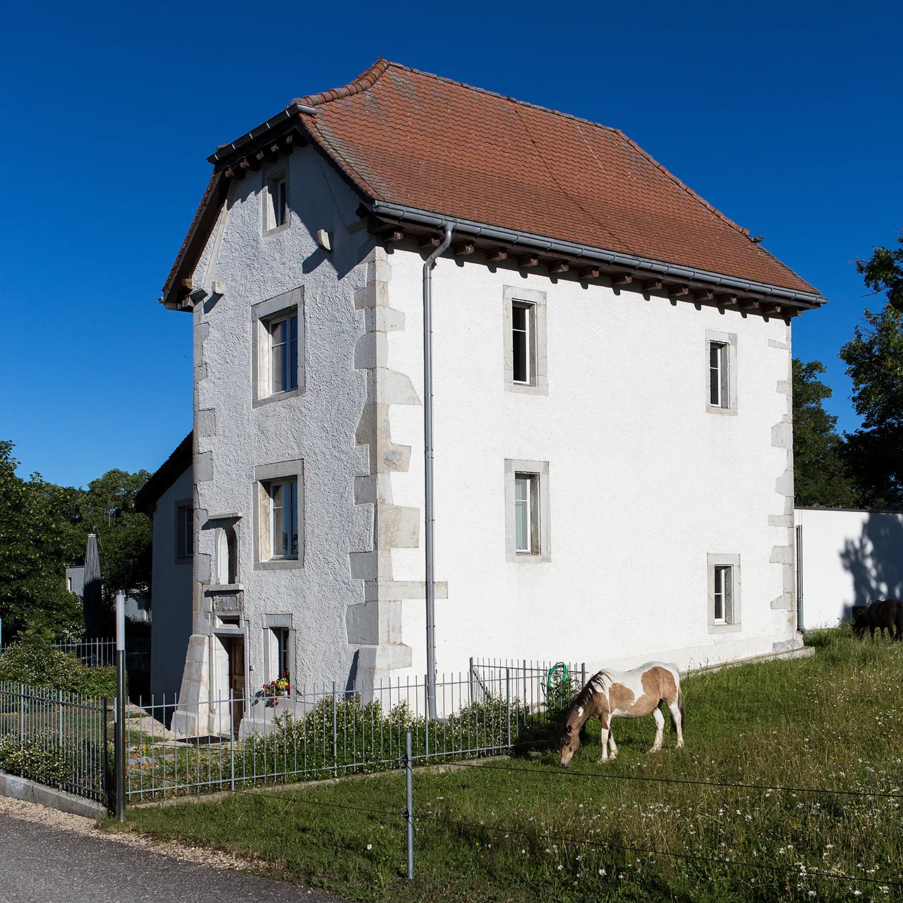 Photo showing: Klösterli auf dem Gelände Maison Rouge der Stiftung für das Pferd in Les Bois (Freiberge, JU)
