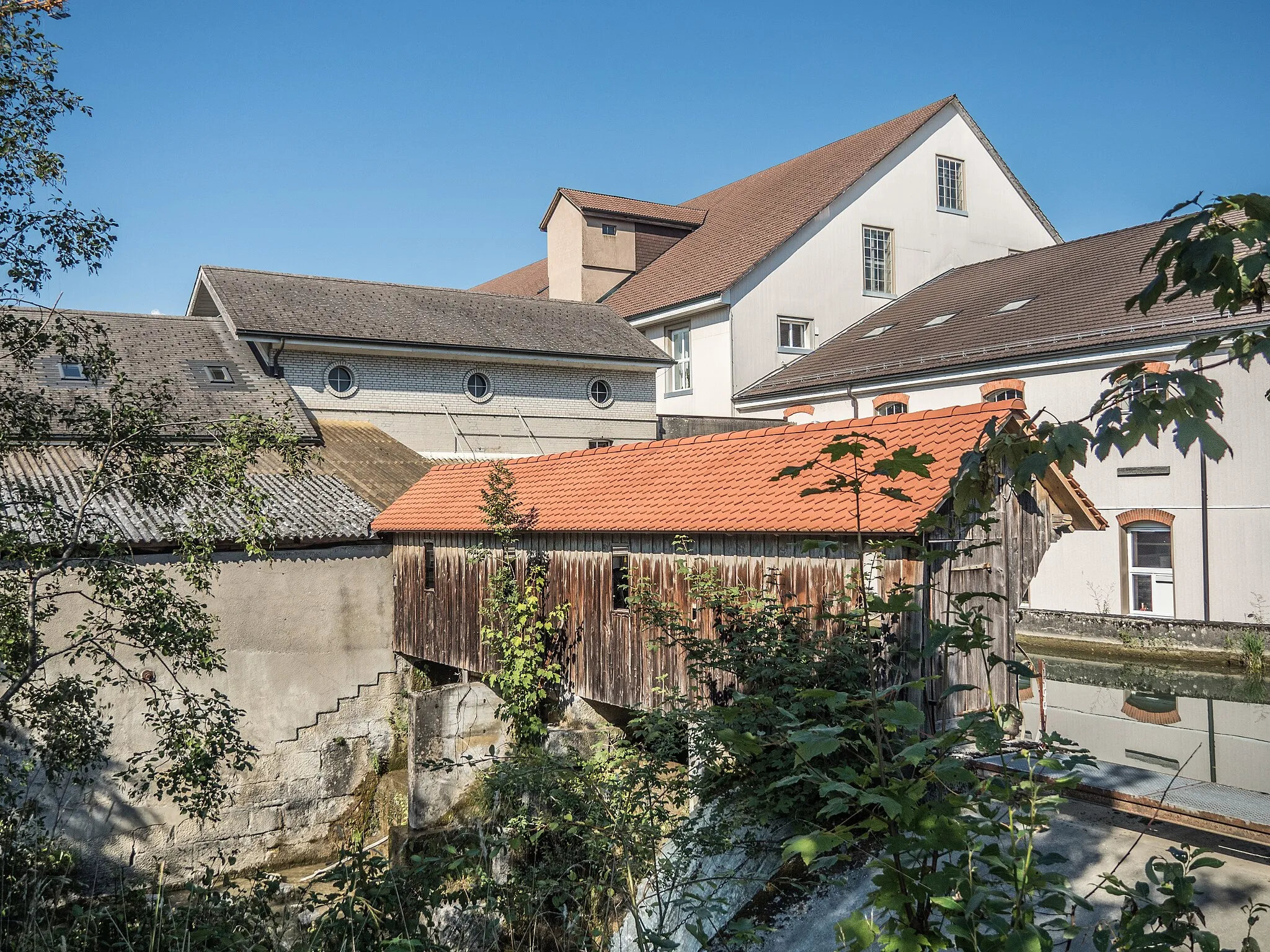 Photo showing: Derendingen, Canton of Solothurn. Power Plant Building over the Emme Canal.