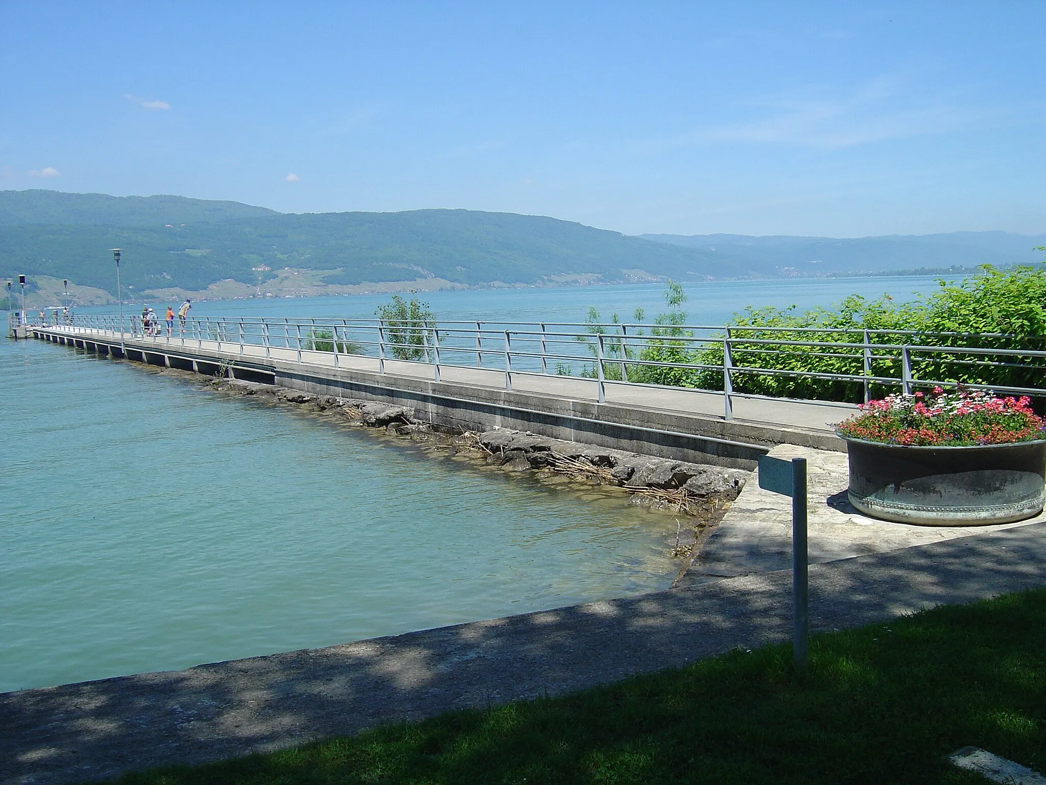 Photo showing: The pier in Lüscherz (the water is Lake Biel)