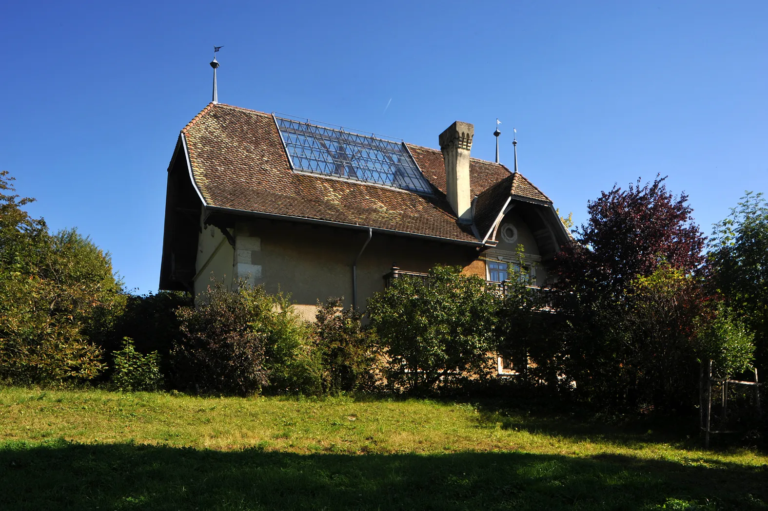 Photo showing: Atelier Robert, work space and home of Léo-Paul Robert in Biel; Bern, Switzerland.
What is looking like a damaged roof is the glazed sector to leave a lot of daylight into the work space.