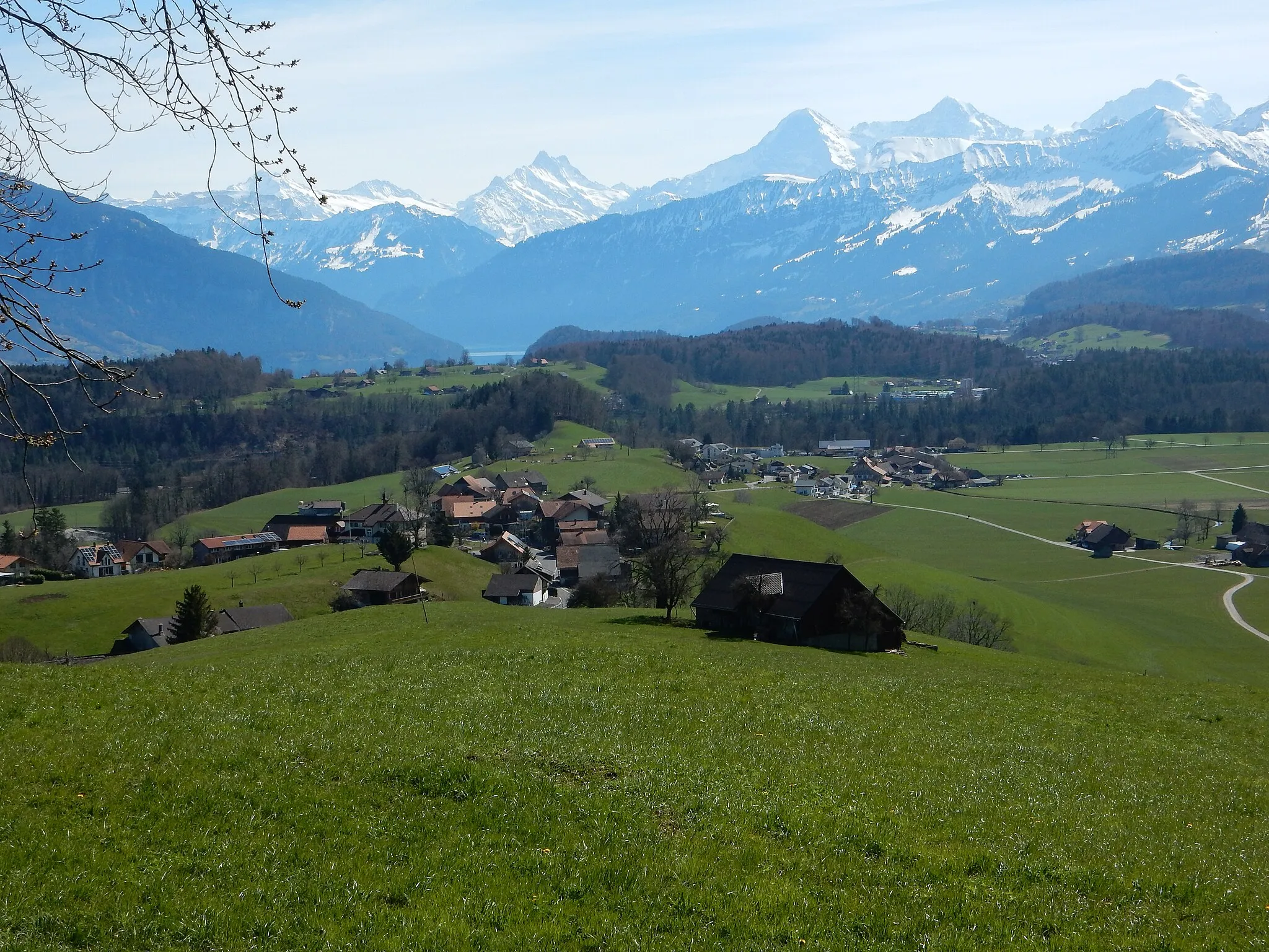 Photo showing: Zwieselberg: Uebersicht der Siedlungen, im Hintergrund rechts Eiger, Mönch und Jungfrau