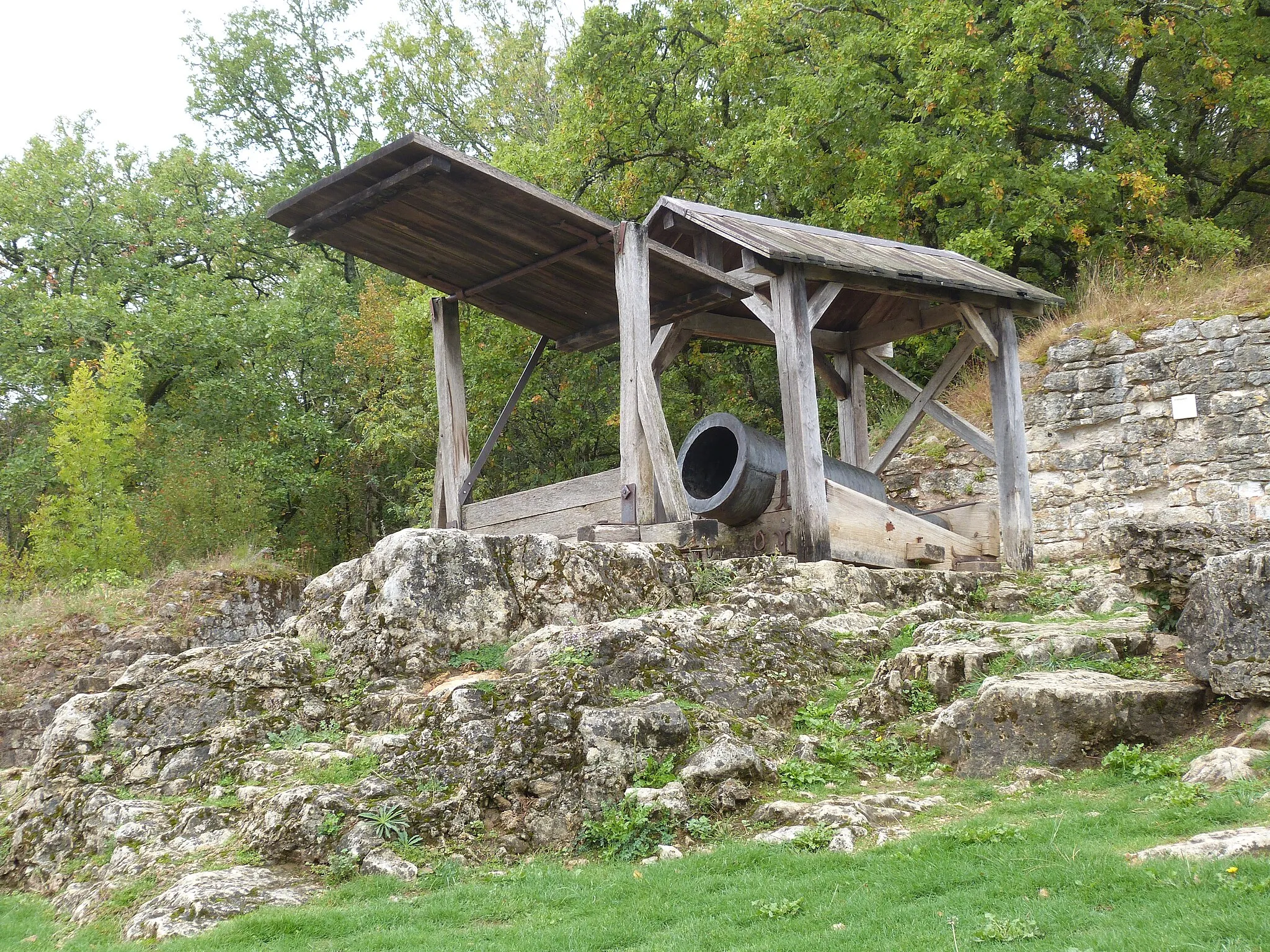 Photo showing: Sur le bastion, bombarde dominant les machines de guerre reconstituées (perrière, mangonneau, trébuchet). (Château de Castelnaud-la-Chapelle, Dordogne)