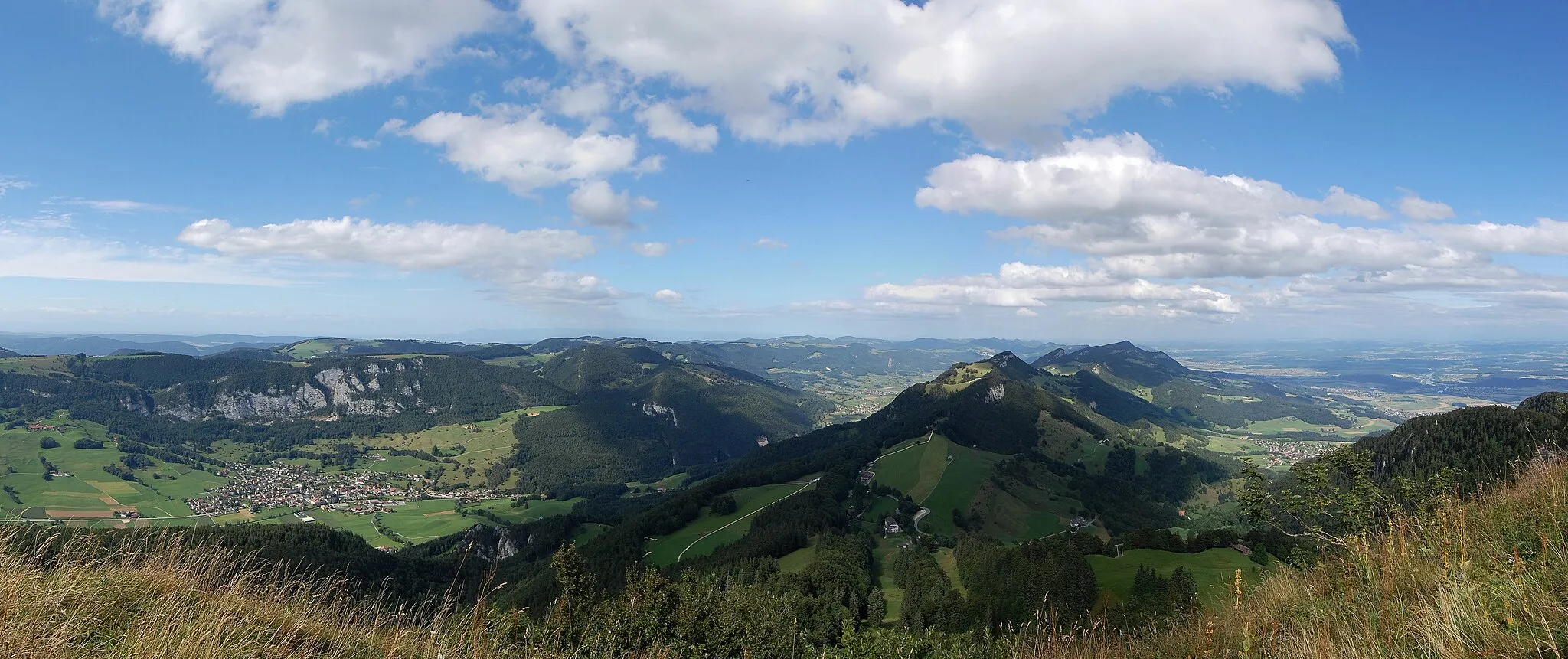 Photo showing: The picture, which is taken from the Röti (near Weissenstein), shows the Jura. On the left is the town Welschenrohr.