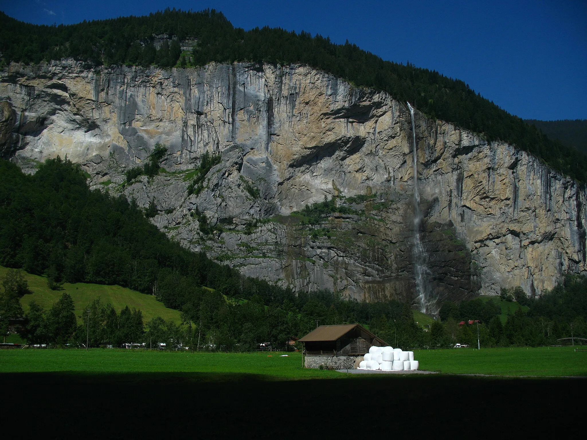 Photo showing: Staubbach Falls viewed from Lischmaad, Lauterbrunnen, Switzerland