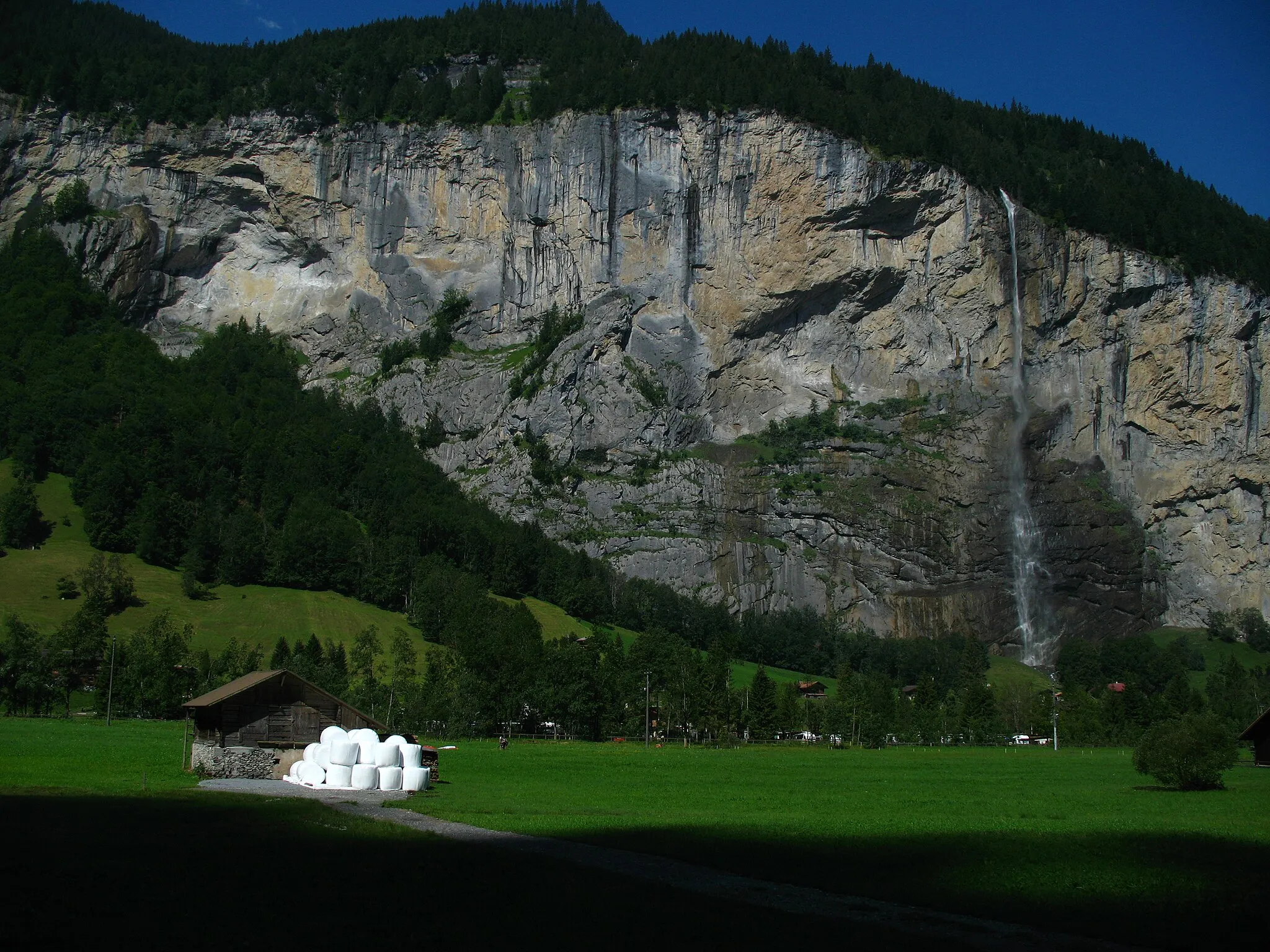Photo showing: Staubbach Falls viewed from Lischmaad, Lauterbrunnen, Switzerland