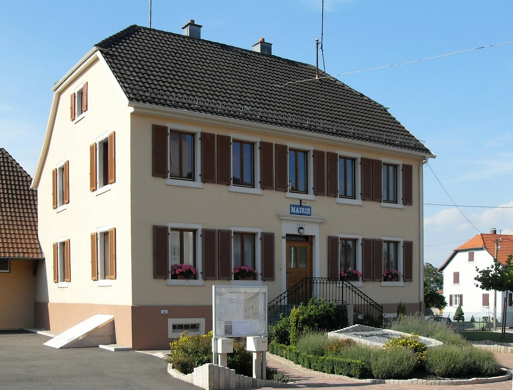 Photo showing: La mairie et l'ancienne école de Mœrnach