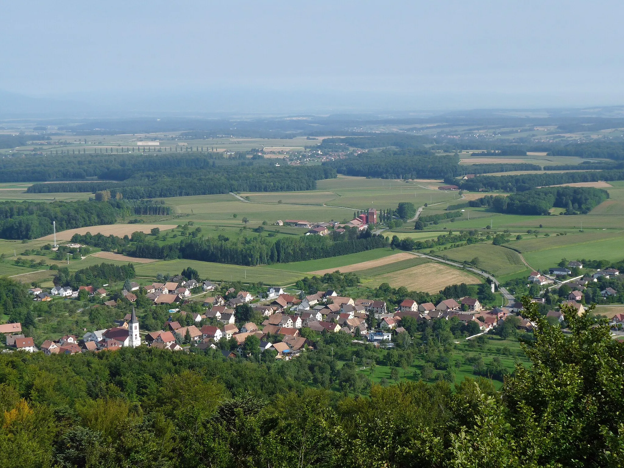 Photo showing: Vue sur Vieux-Ferrette et l'église Saint-André depuis la tour du Rossberg (Haut-Rhin)