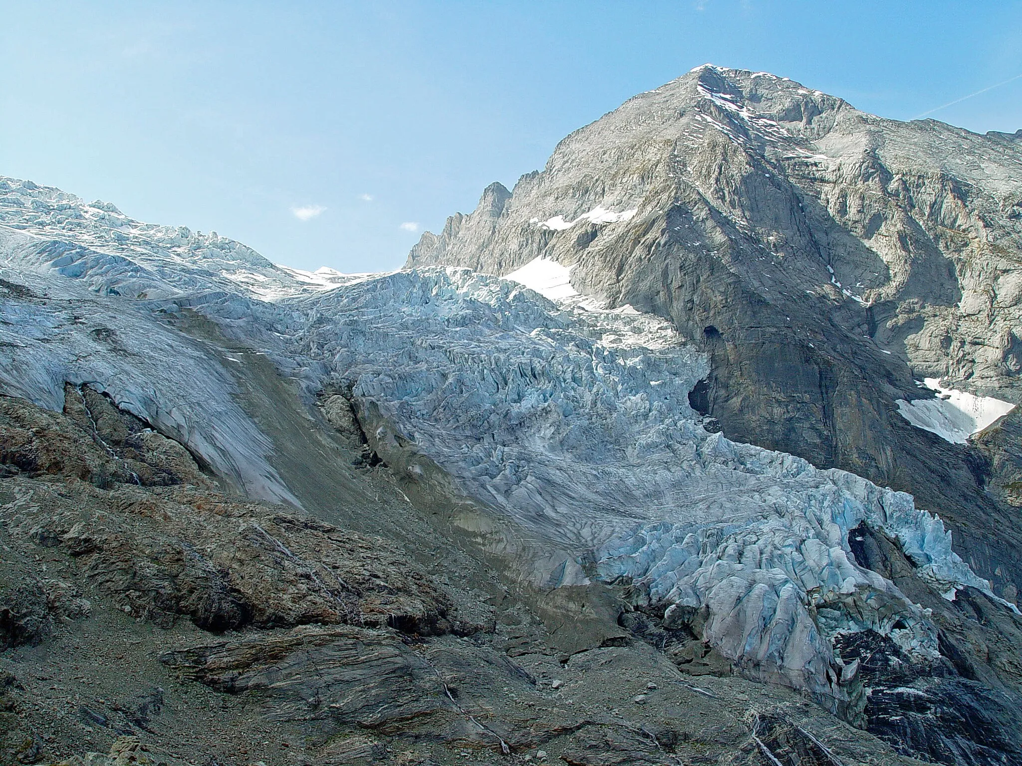 Photo showing: Ausblick auf Rosenlauigletscher beim Aufstieg auf Dossenhütte. Im Hintergrund ist Wetterhorn.