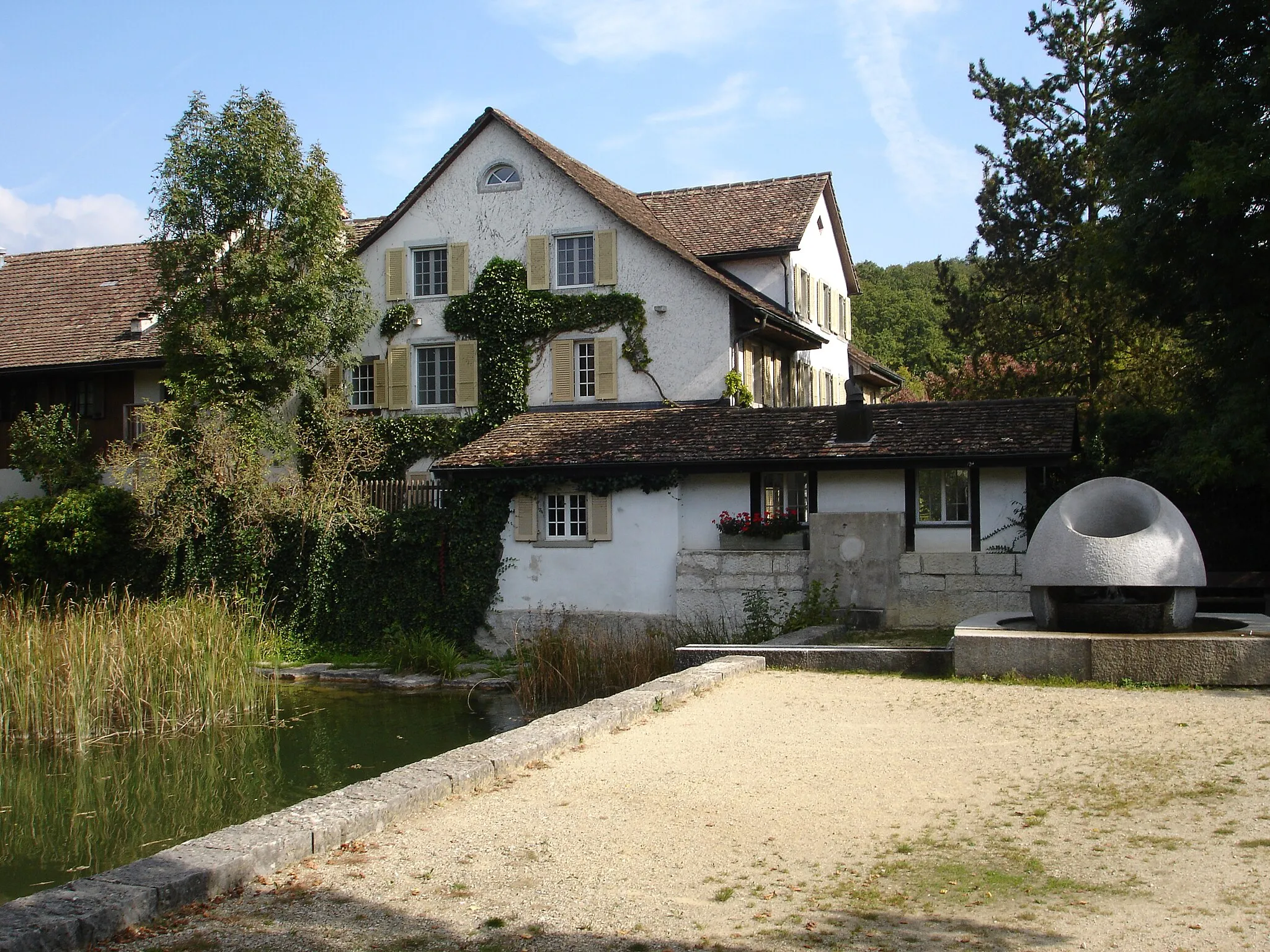 Photo showing: Pond in Hochfelden ZH, Switzerland