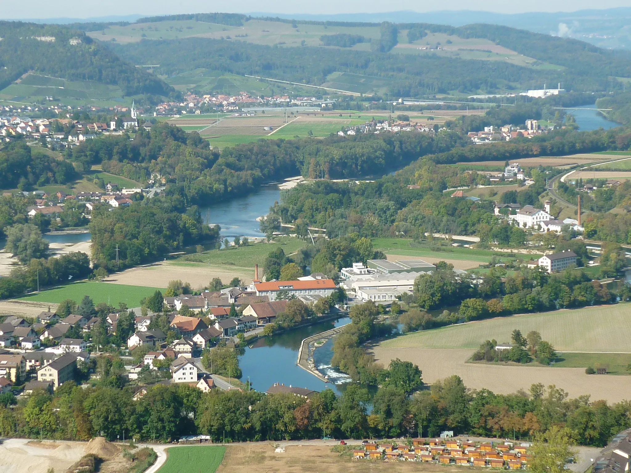 Photo showing: View to Vogelsang (Gebenstorf AG) and the "Wasserschloss";
in the down middel the river Limmat, from the left to the right the river Aar