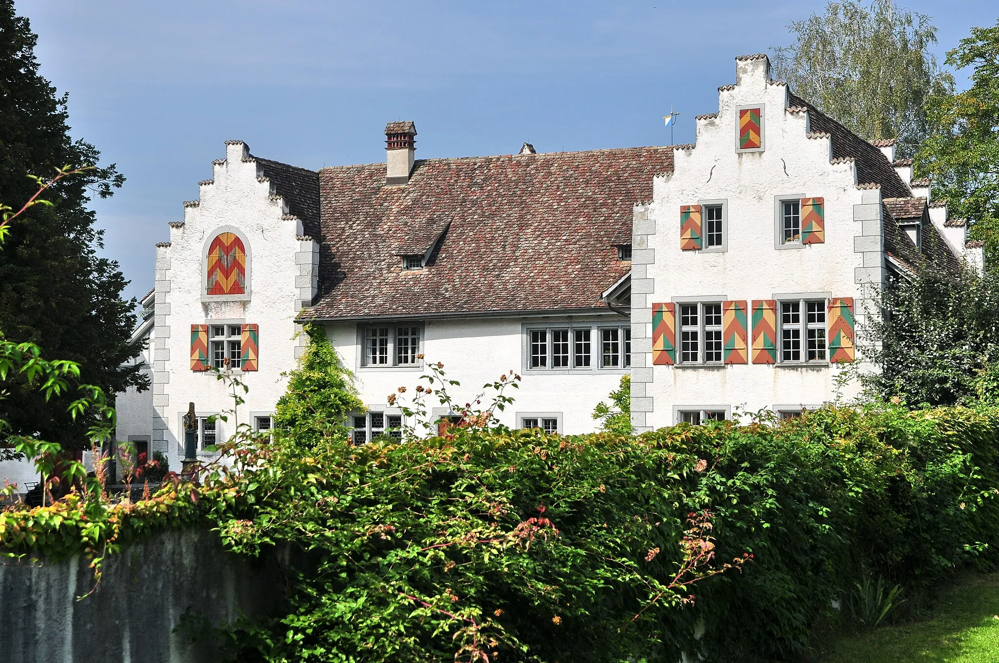 Photo showing: Schloss mit Oekonomie, Trotte und Brunnen, Schloss 396 in Flaach (Switzerland)