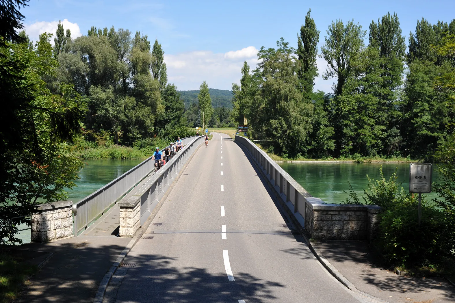 Photo showing: Roadbridge over the Rhine between Rüdlingen and Flaach; Schaffhausen and Zurich, Switzerland.