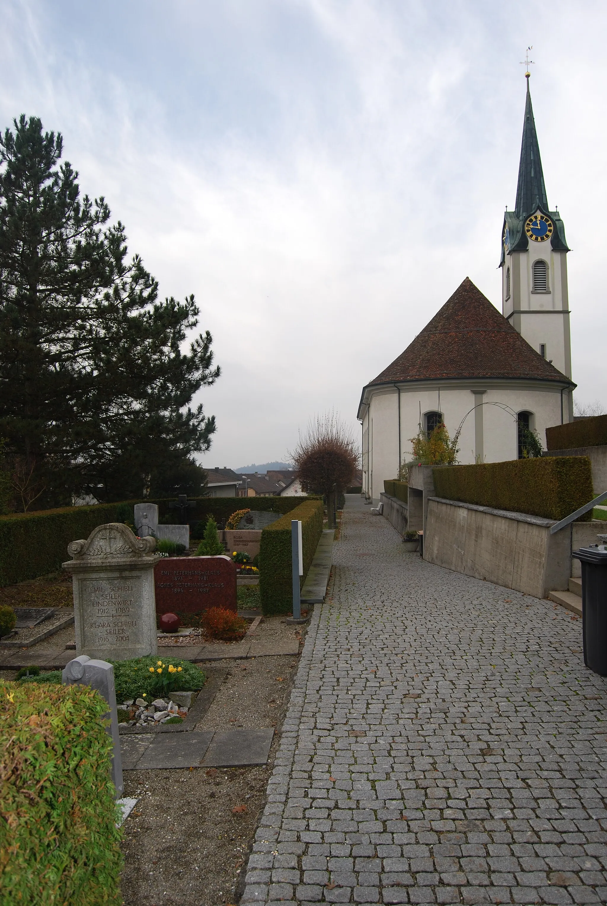 Photo showing: Church of Fislisbach with cemetery, canton of Aargau, Switzerland