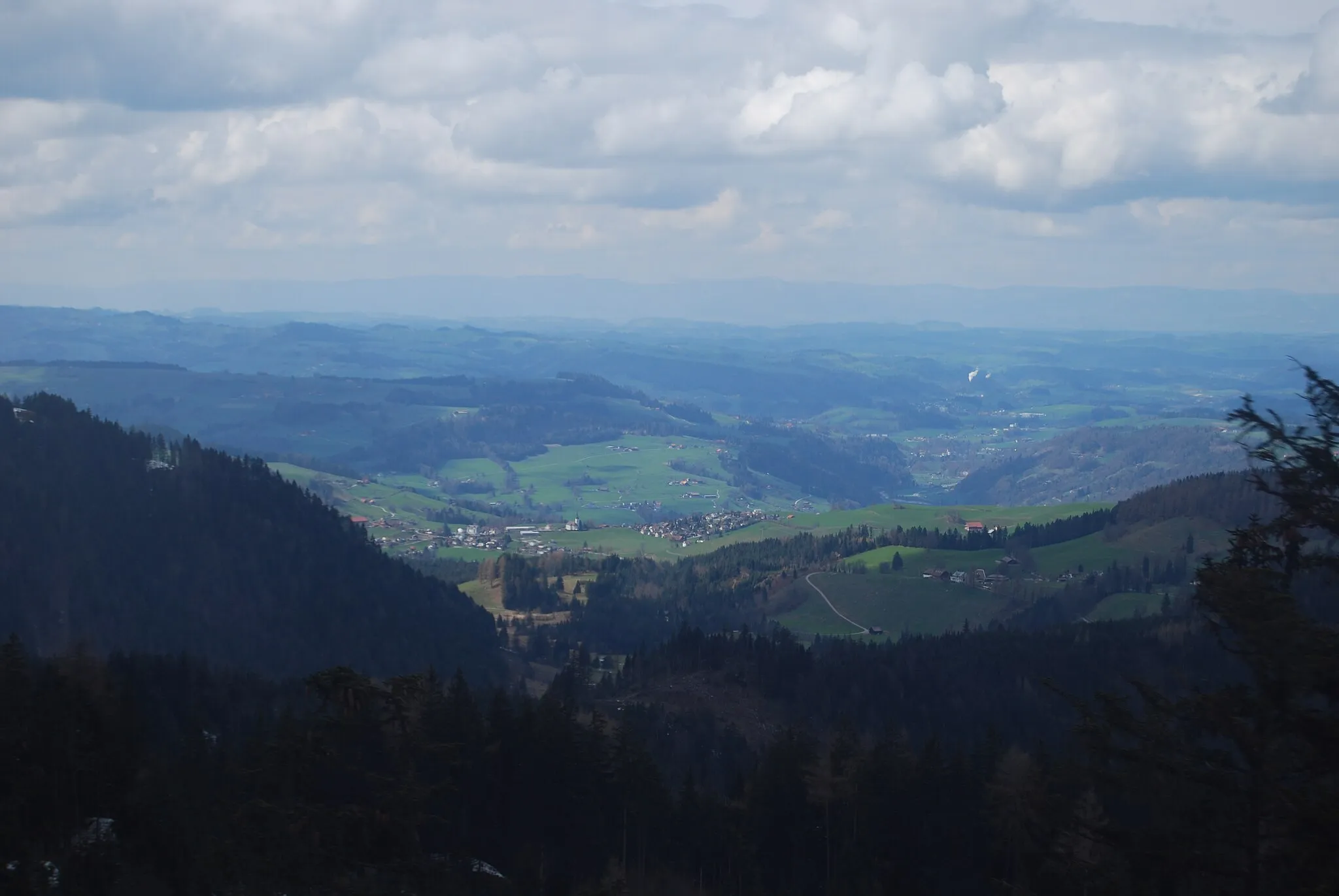 Photo showing: View from the Pilatus cableway to Schwarzenberg, canton of Luzern, Switzerland.