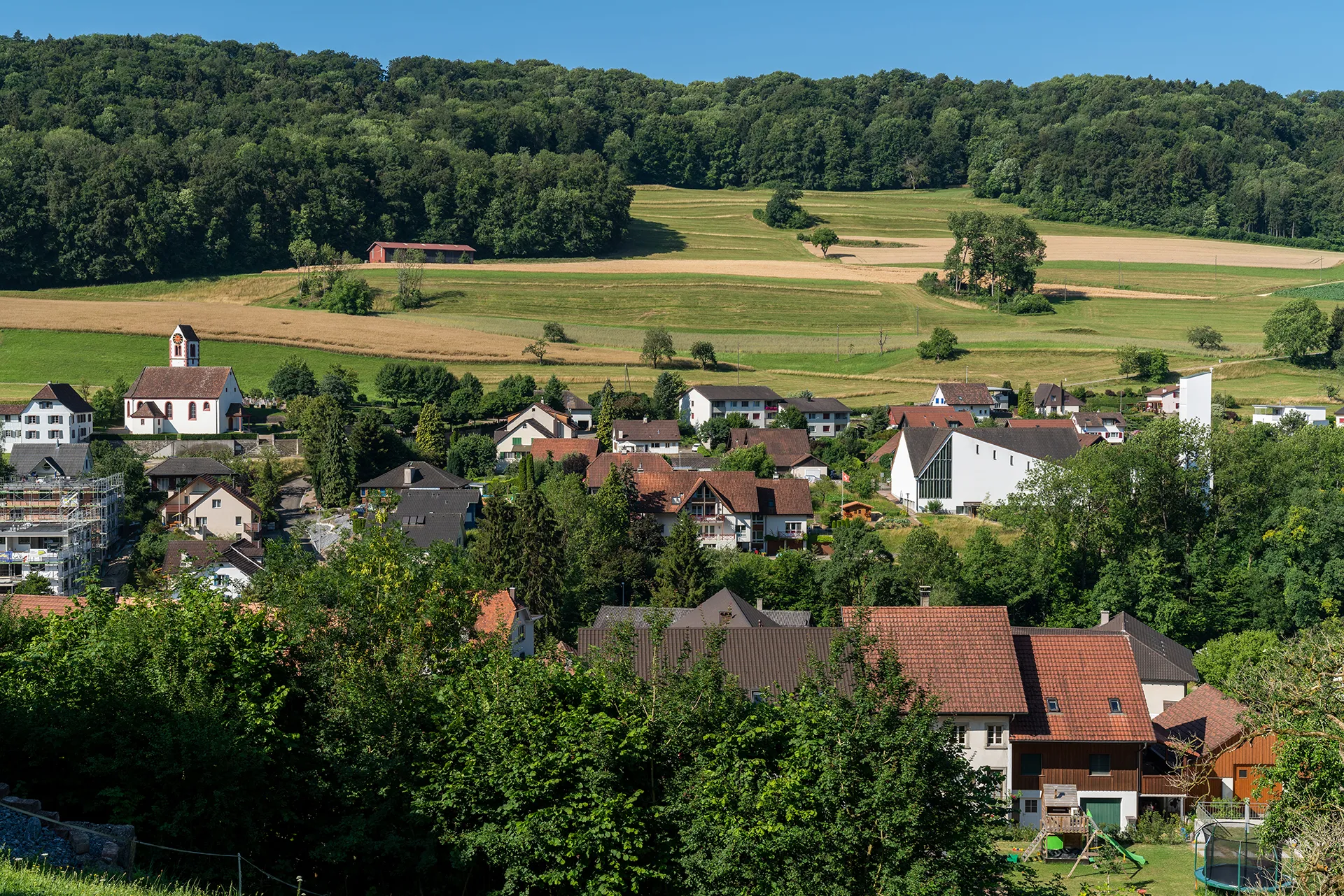 Photo showing: Blick auf den südwestlichen Dorfteil von Obermumpf mit der Christlich-katholischen und der Römisch-katholischen Kirche