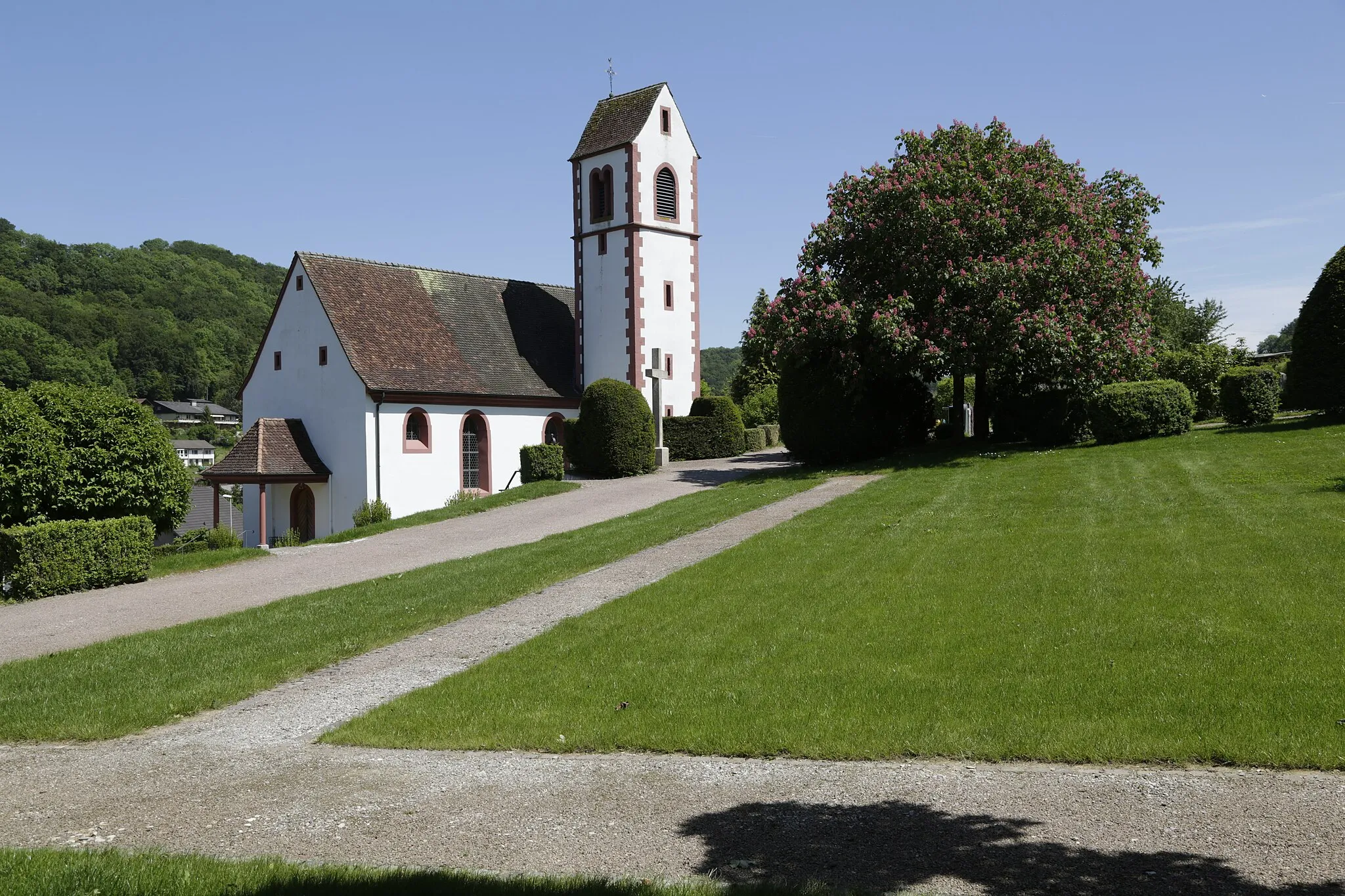 Photo showing: Der Blick vom Friedhof auf die christkatholische Kirche von Obermumpf.