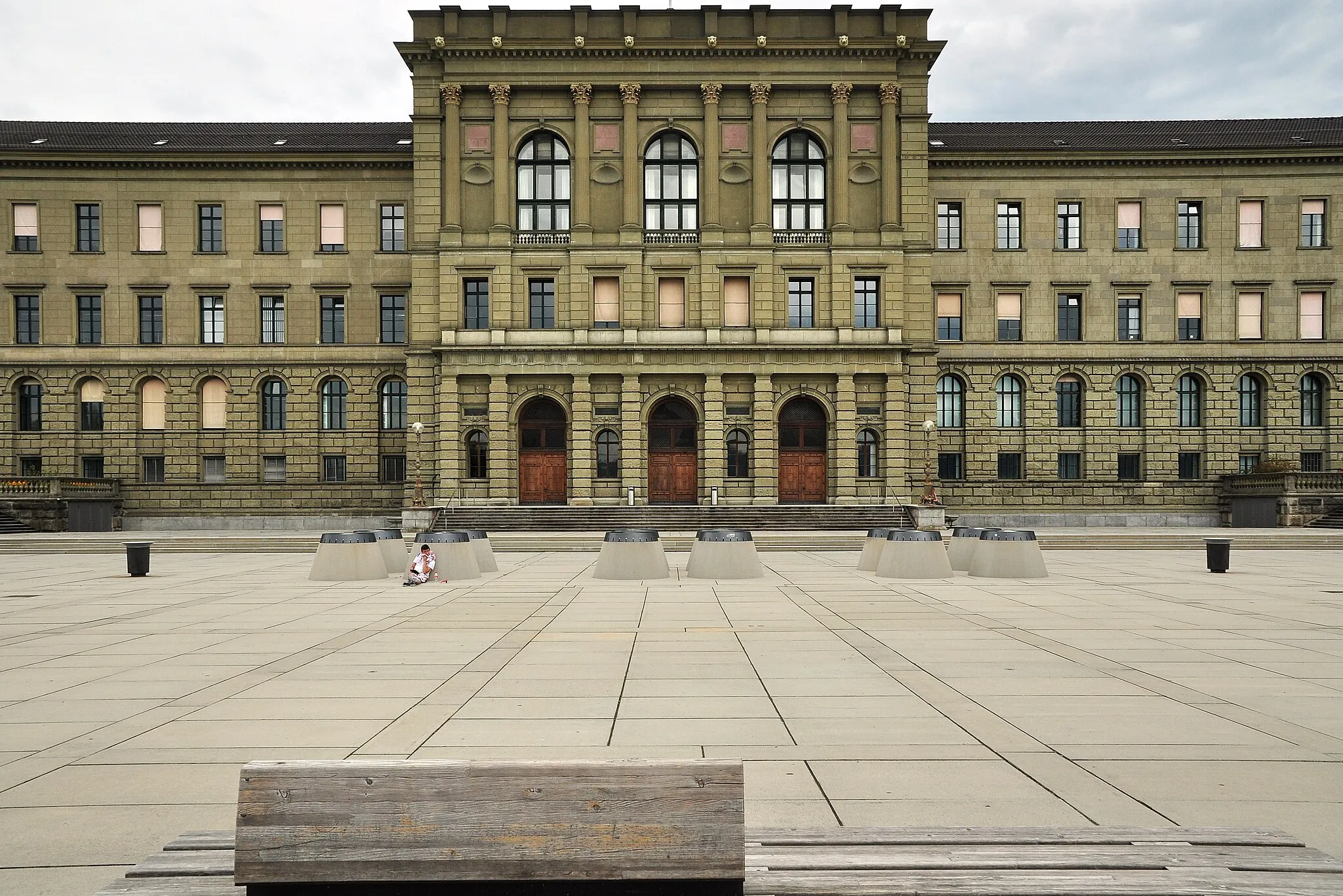 Photo showing: Main building of the Swiss Federal Technical University (ETH Zürich) in  Switzerland as seen from its backward square (Polyterasse)