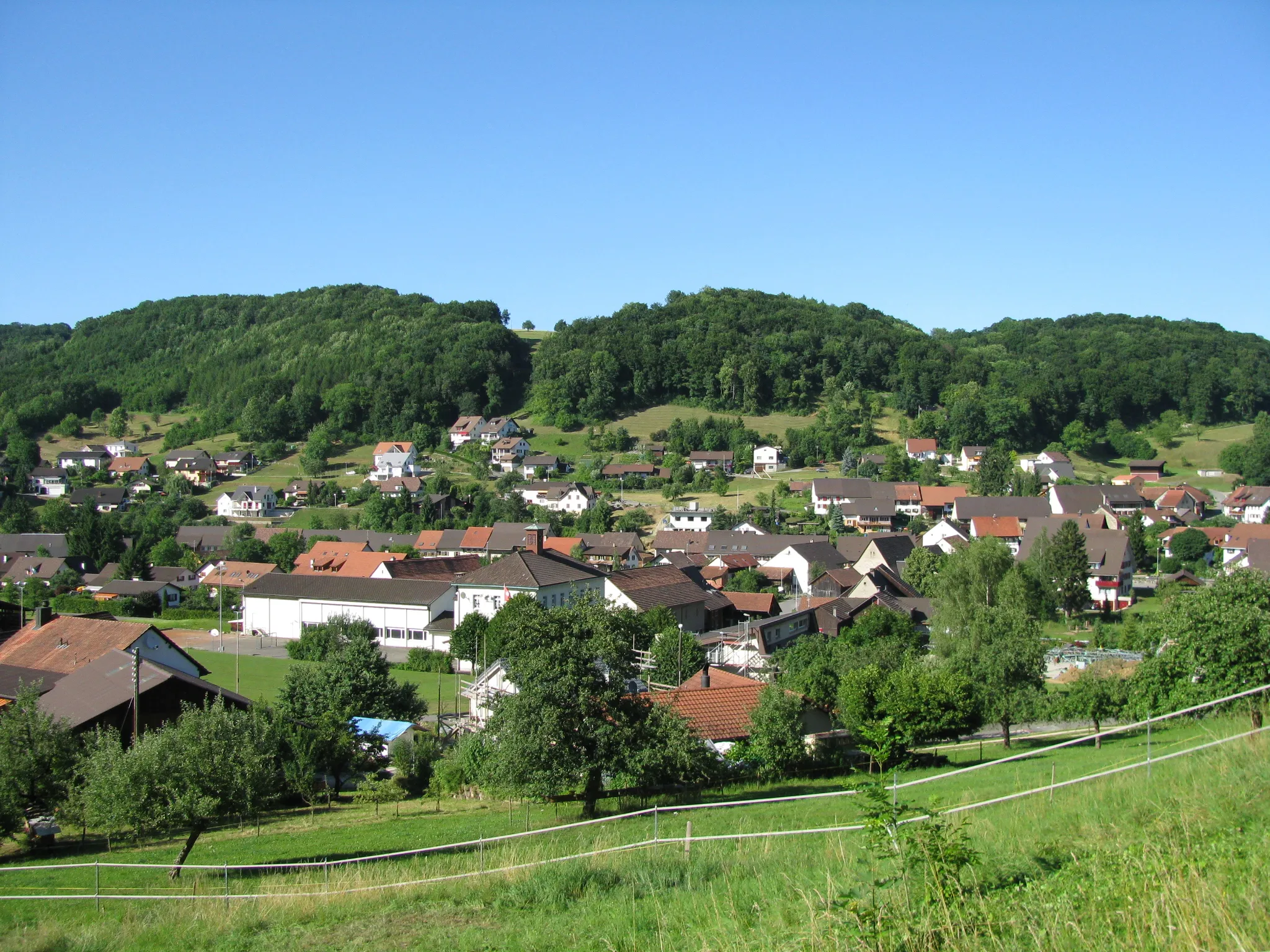 Photo showing: View of Hellikon
