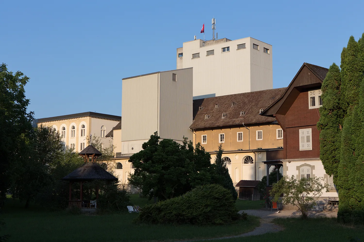 Photo showing: Die Neumühle beim Bahnhof von Malters (LU) der Meyerhans-Mühlen AG