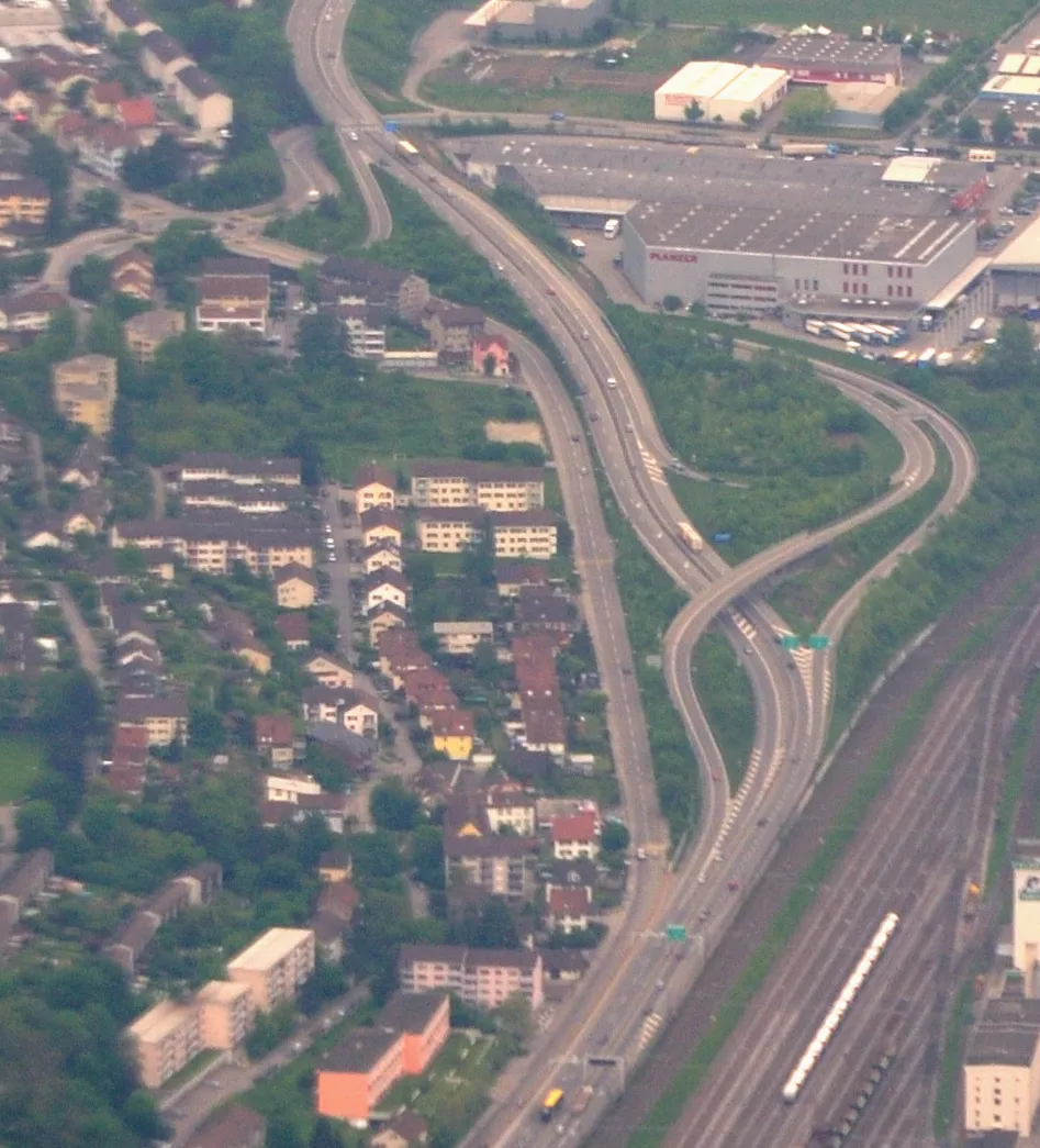 Photo showing: Verzweigung Mutzentäli, aerial view of A4 motorway interchange at Schaffhausen.