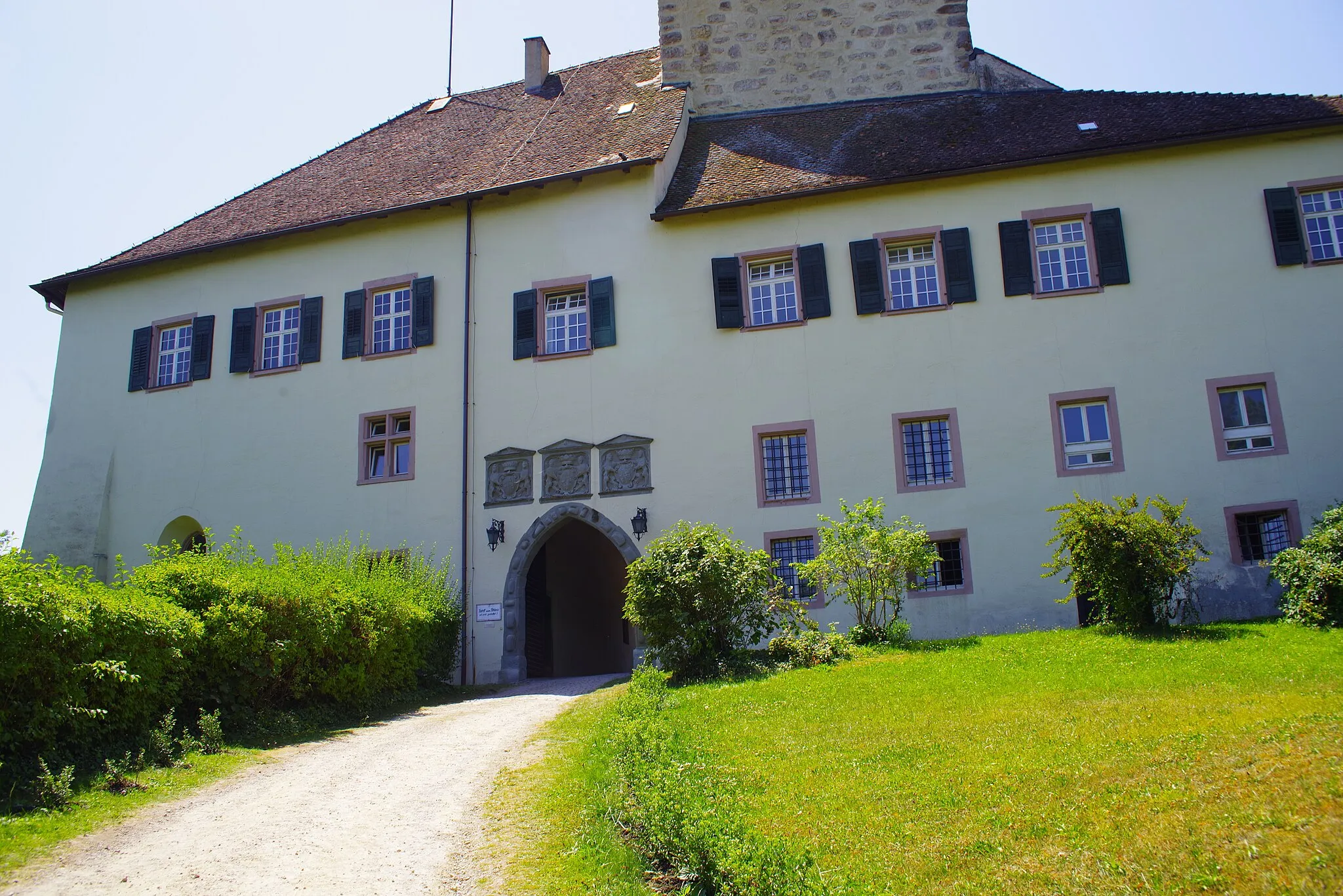 Photo showing: Auffahrt zum Schloss Hohenlupfen