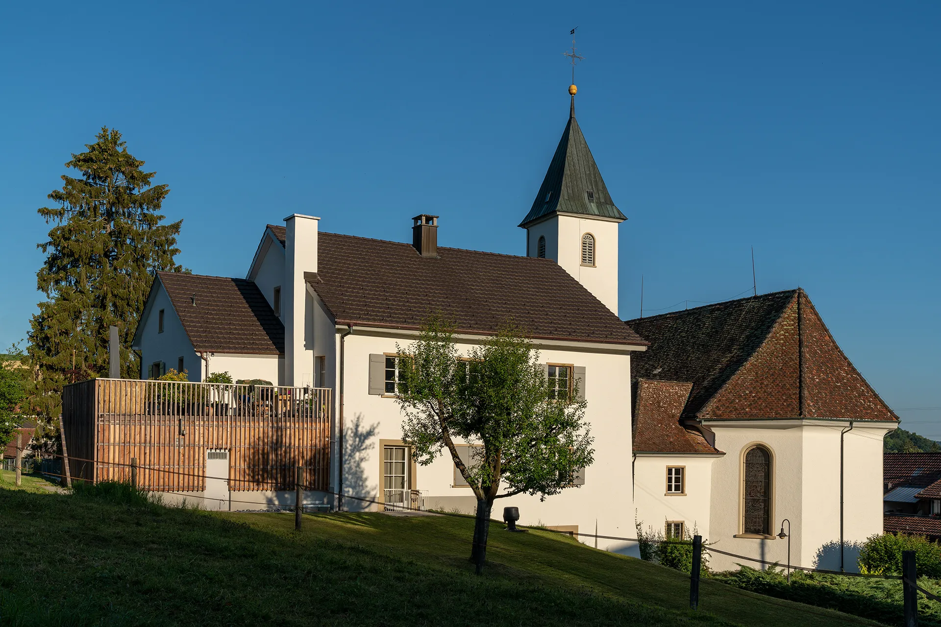 Photo showing: Pfarrhaus und Pfarrkirche St. Leodegar in Schupfart (AG)