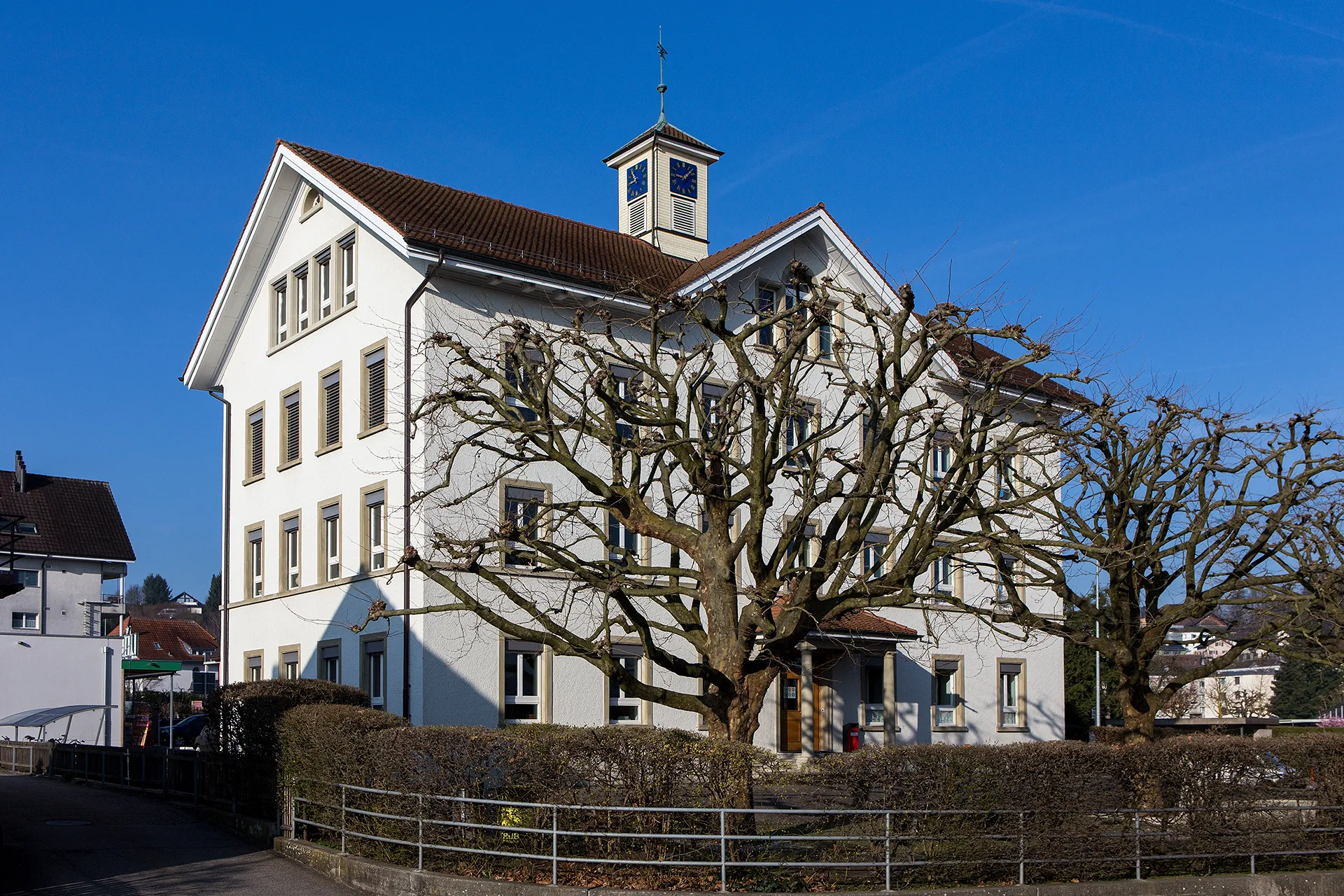 Photo showing: Kreuzplatz-Schulhaus (1874) in Strengelbach (AG)