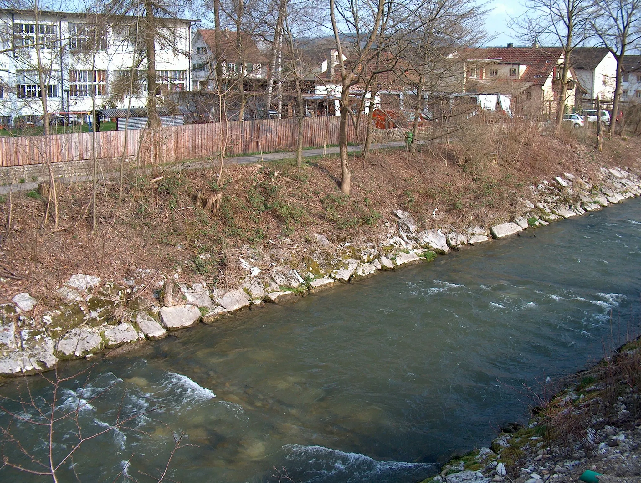Photo showing: Swiss river Wigger. Photo taken from a bridge between Zofingen and Strengelbach in the canton of Aargau, April 4, 2009.