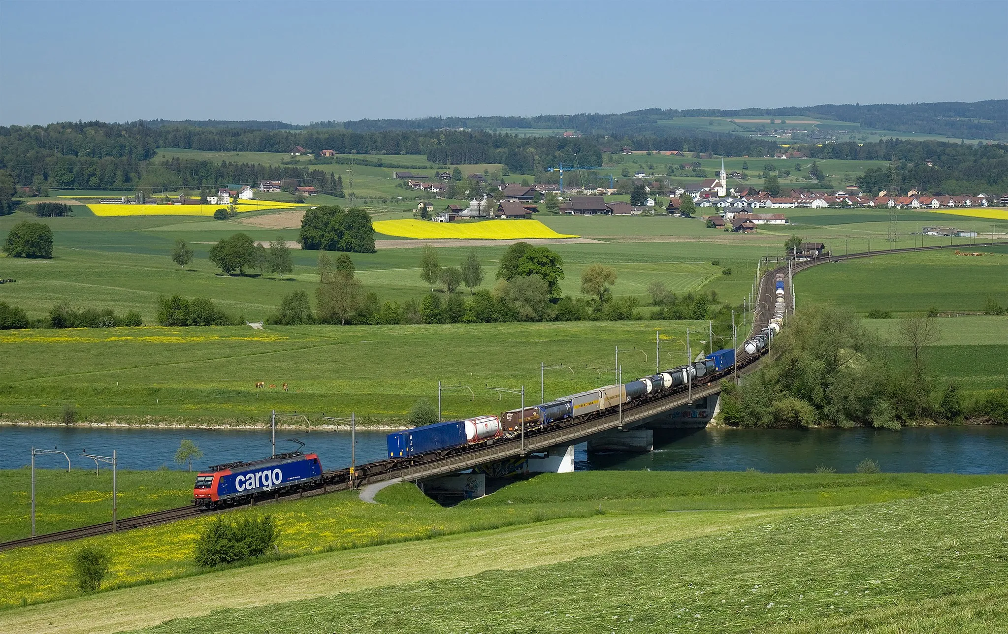 Photo showing: SBB Cargo Re 482 with a freight train crossing the river Reuss near Oberrüti, in Aargau canton, Switzerland.