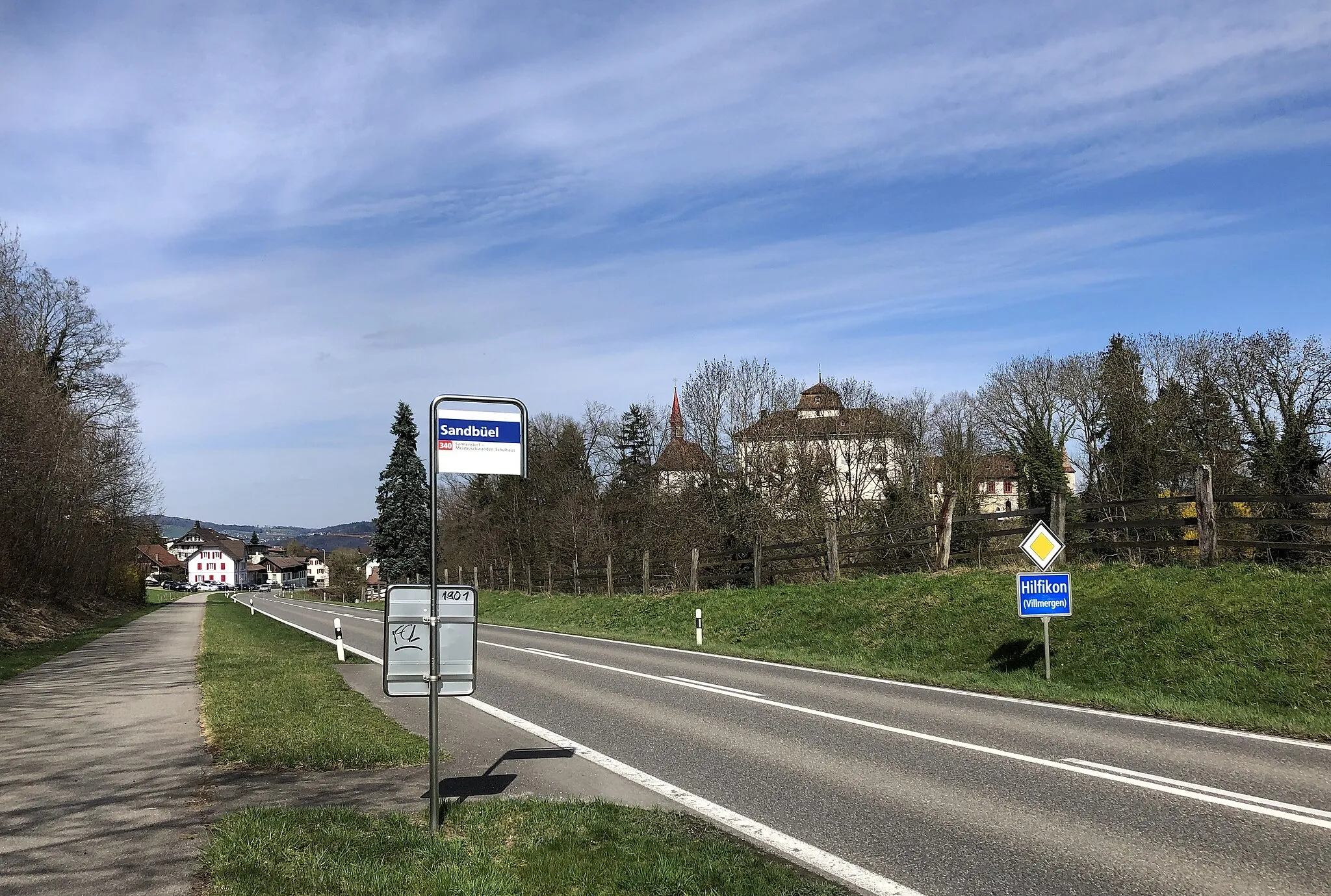 Photo showing: Hauptstrasse 298 bei Hilfikon, Kanton Aargau, Schweiz; Bushaltestelle; Radweg auf dem ehemaligen Bahntrasse der früheren Wohlen-Meisterschwanden-Bahn