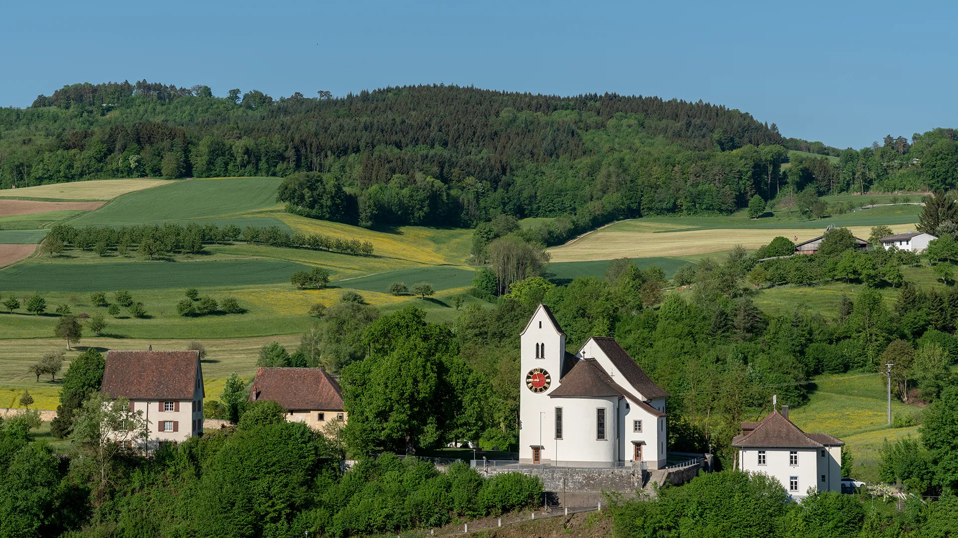 Photo showing: Pfarrhaus, Pfarrscheune, Pfarrkirche und altes Schulhaus in Wölflinswil (AG)