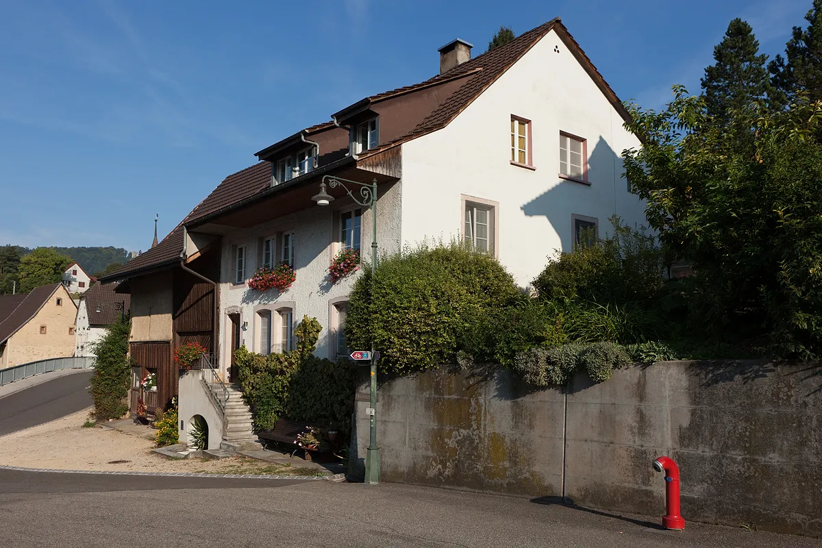 Photo showing: Ein unter kantonalem Denkmalschutz stehendes Bauernhaus an der Ausserdorfstrasse in Hemmiken (BL)